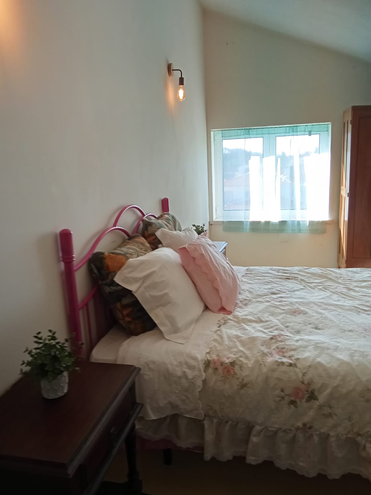Detalhe do Quarto de casal: cabeceira da cama e a janela com estores el�ctricos