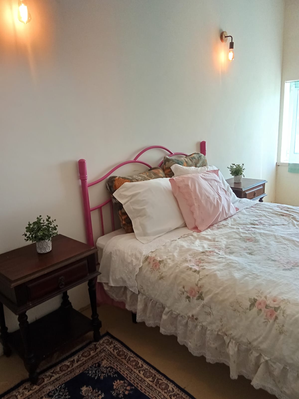 Detalhe do Quarto de casal: cabeceira da cama, mesinhas de cabeceira e candeeiros de parede