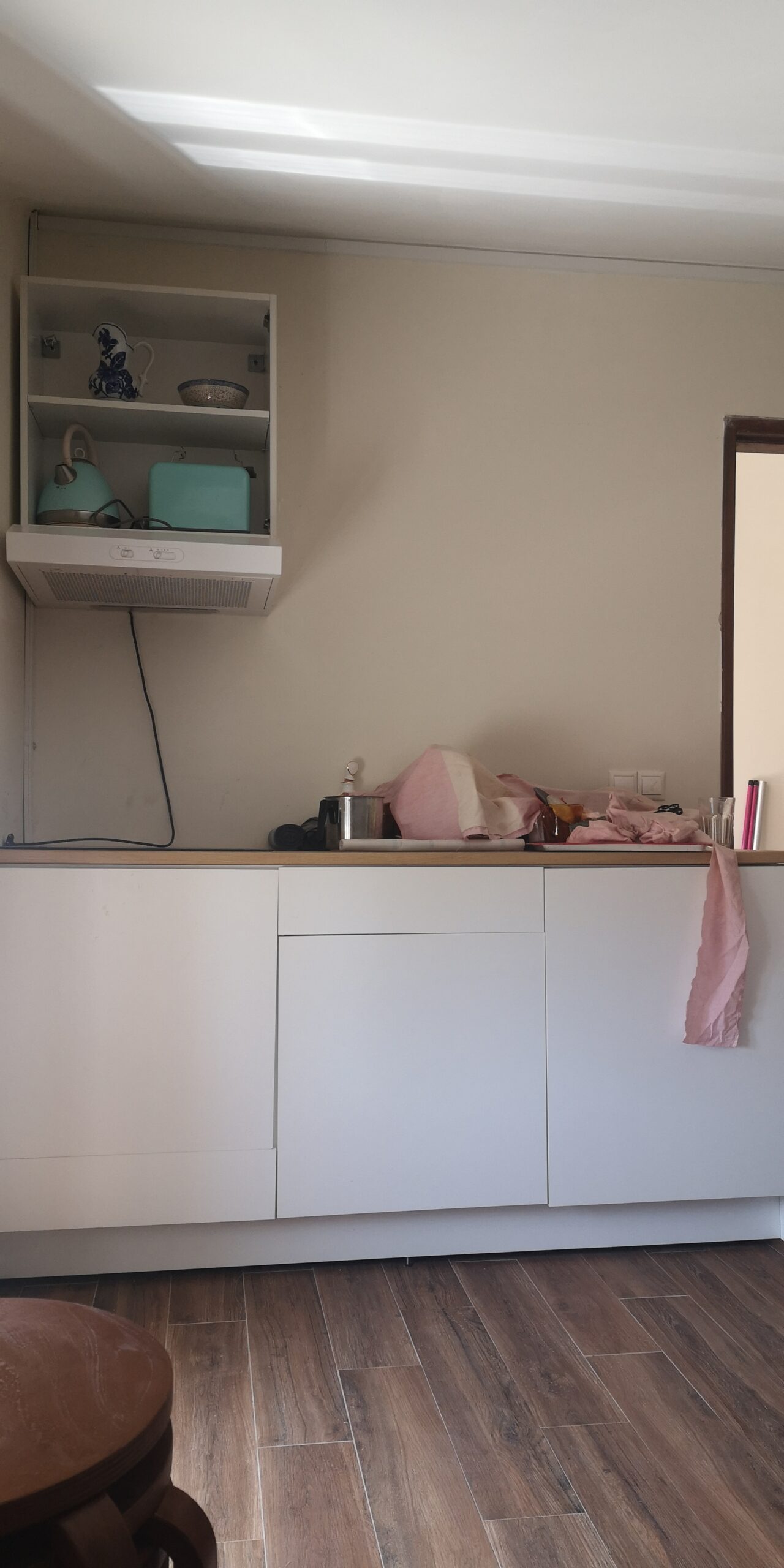 Detalhe da cozinha: balc�o com fog�o, exaustor e arm�rio superior de parede