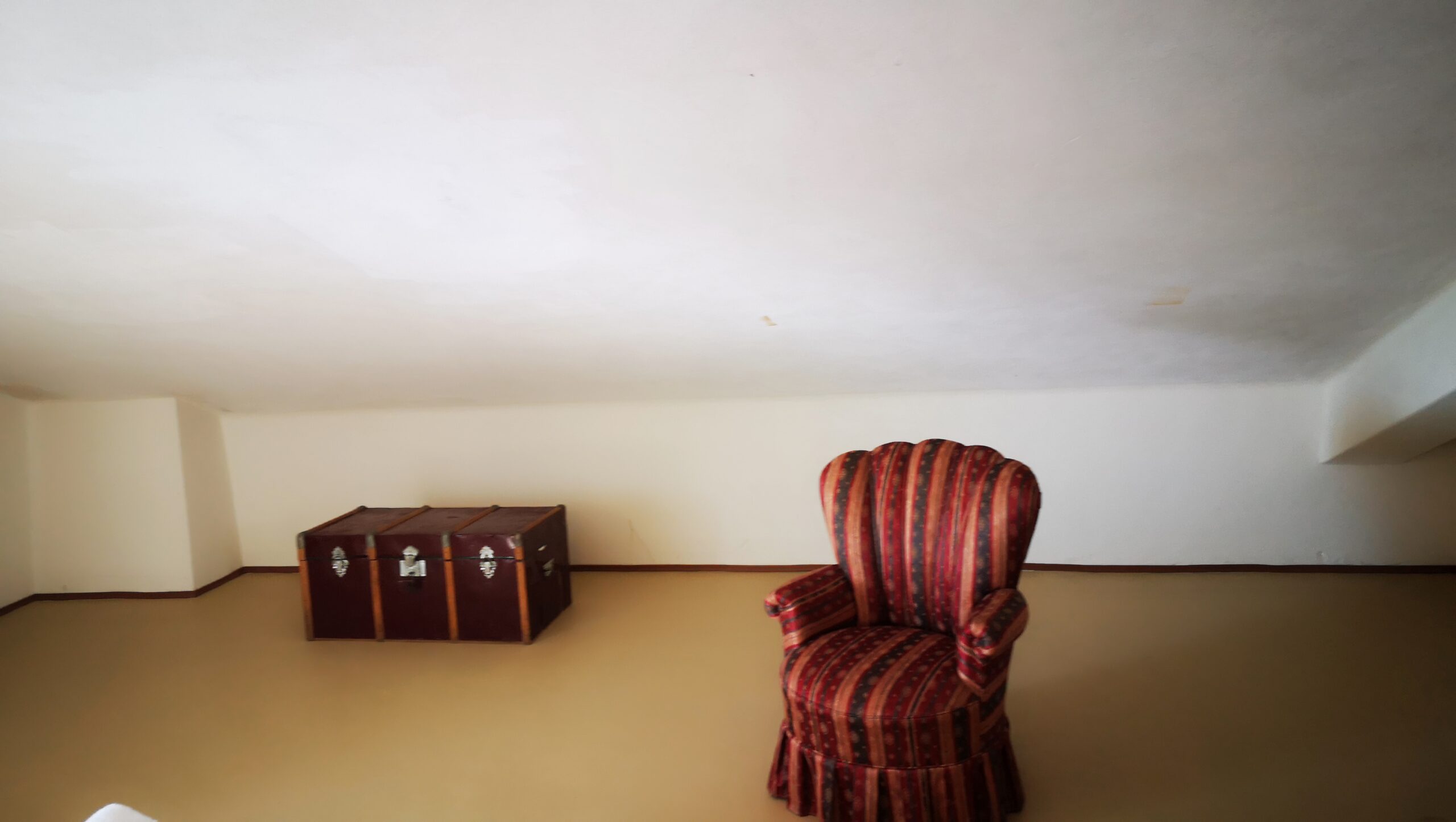 Detalhe do Quarto de casal: ba� e senhorinha cl�ssica em tons de verrmelho e azul