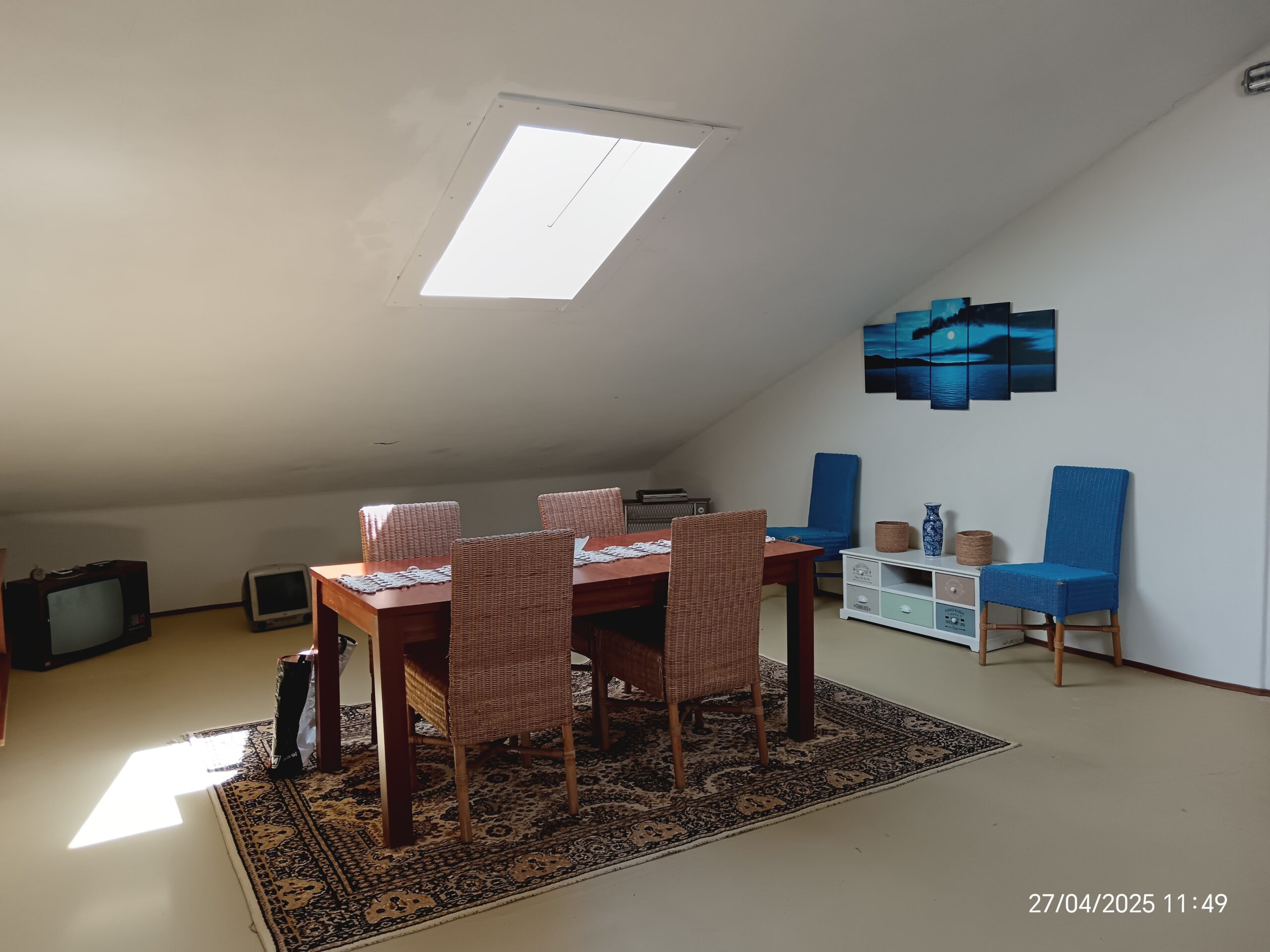 Sala de jantar grande, com mesa extens�vel para at� 6 pessoas, sobre lindo tapete, radiador, aparador de lou�a , janela autom�tica, cadeiras azuis adicionais e decora��o de parede