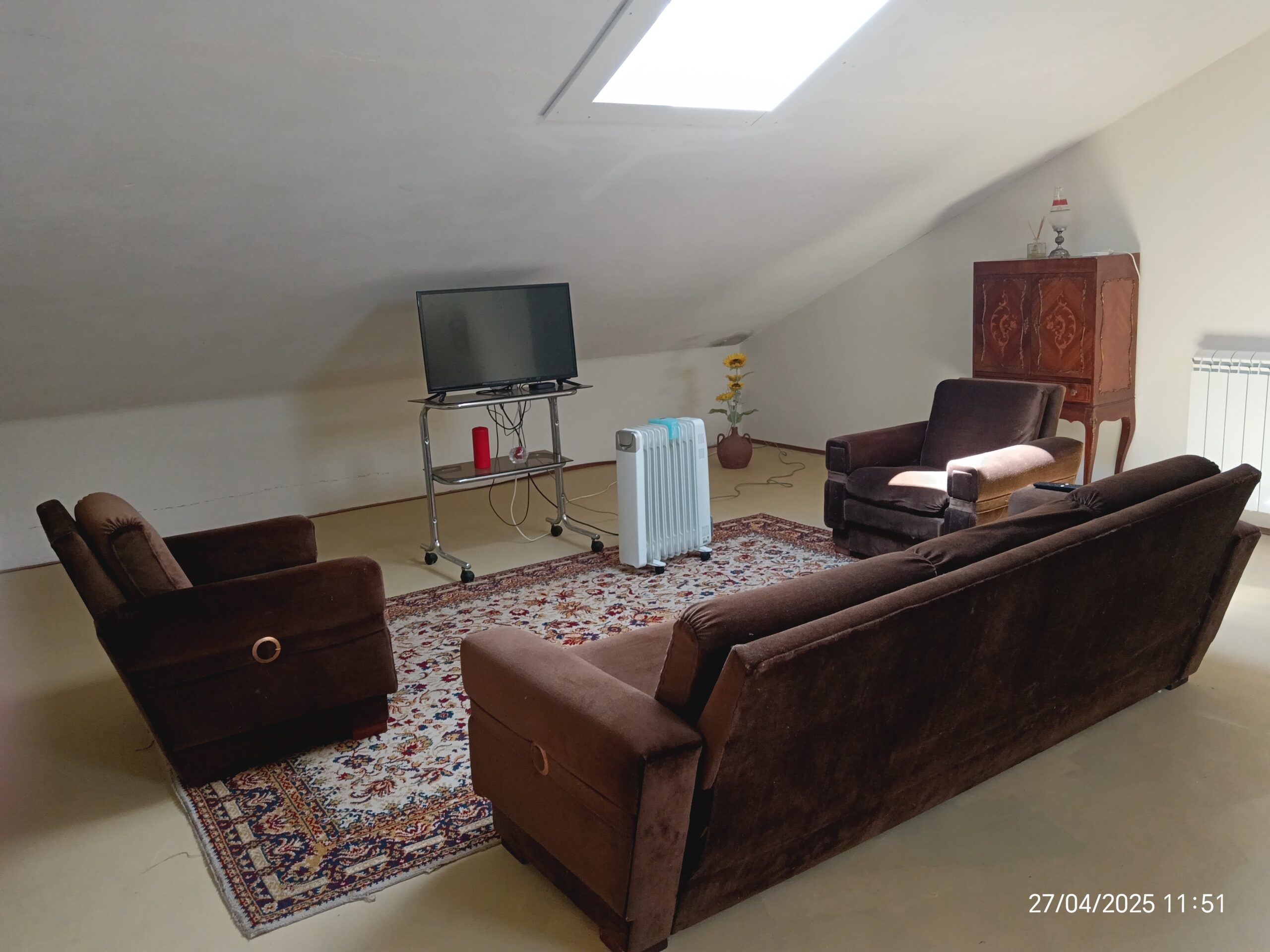 Sala de estar ampla, com TV, aquecedor, aparador e janela autom�tica