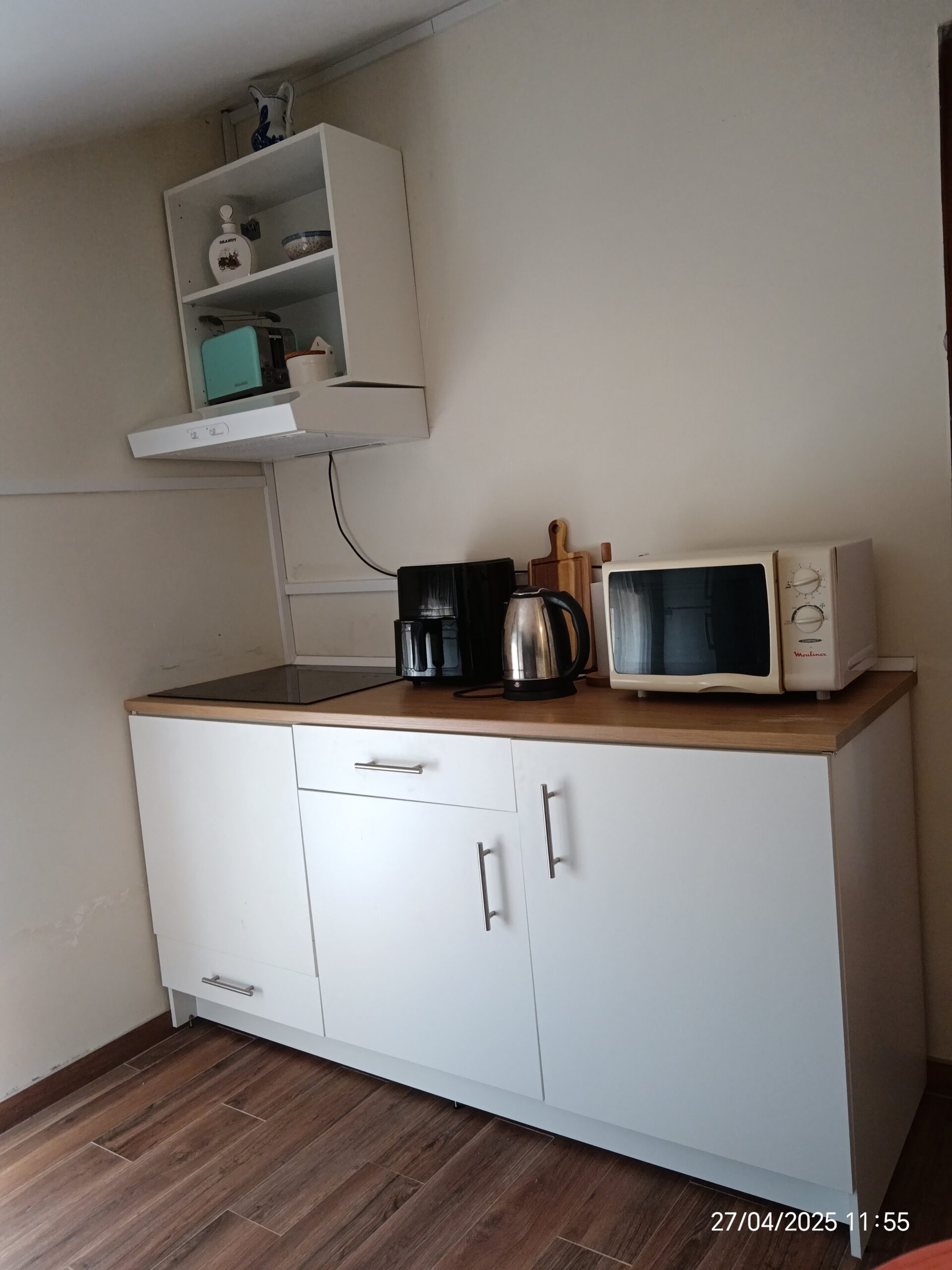 Detalhe da cozinha: balc�o com fog�o, Air-Fryer, forno micro-ondas, exaustor e arm�rio superior de parede