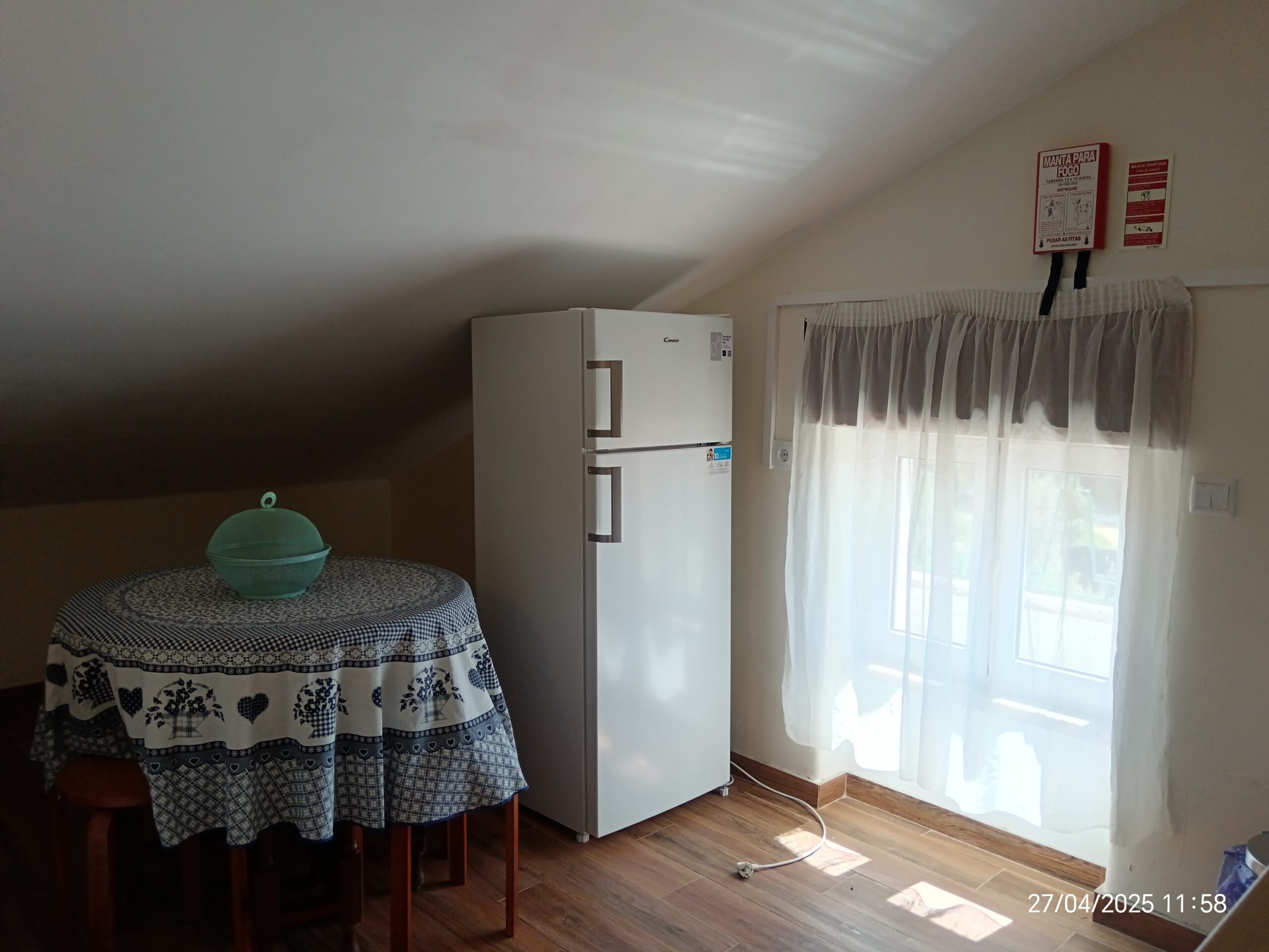 Detalhe da cozinha - mesa e frigor�fico perto da janela