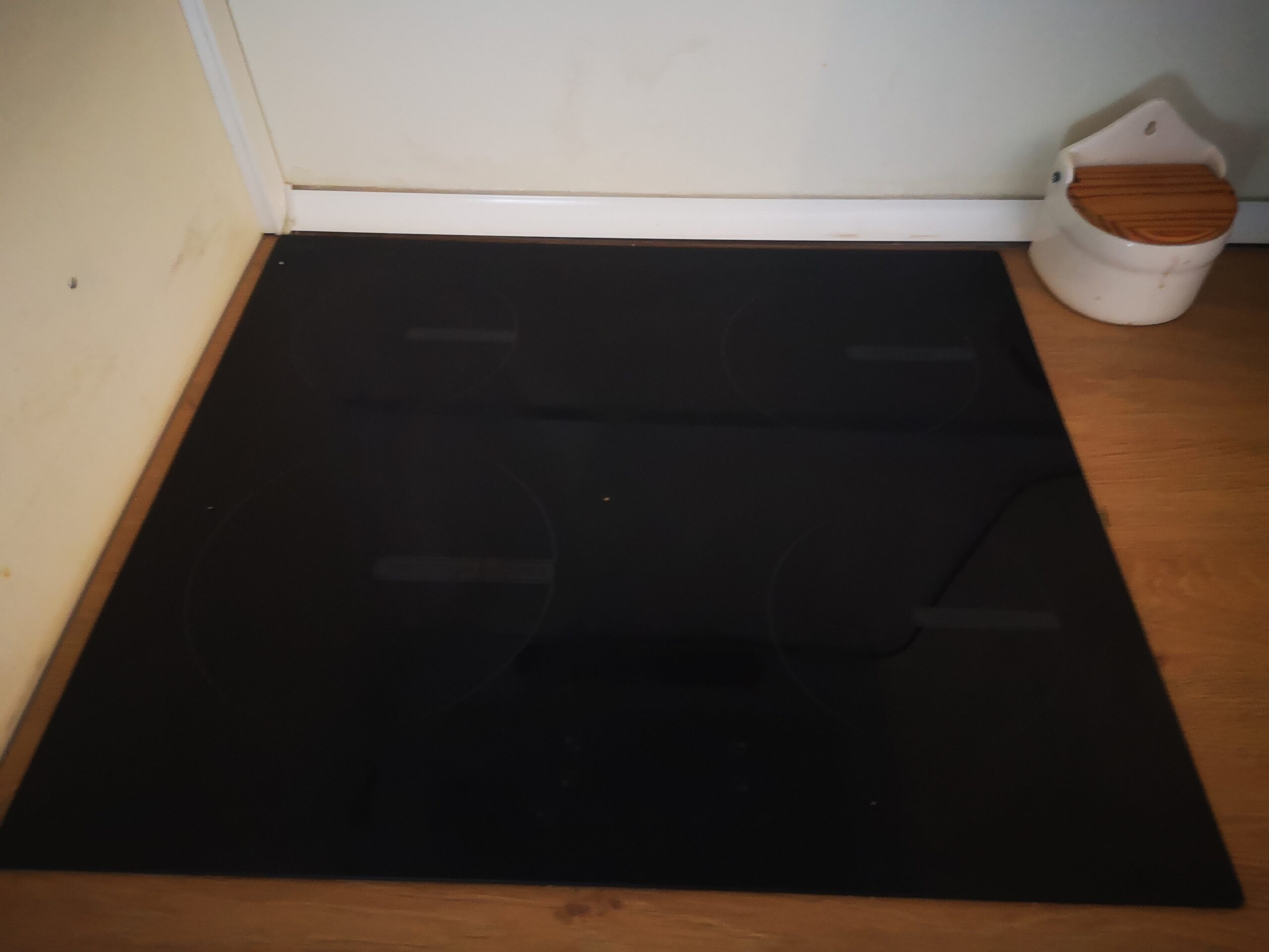 Detalhe da cozinha: placa de indu��o moderna com 4 discos e saleiro