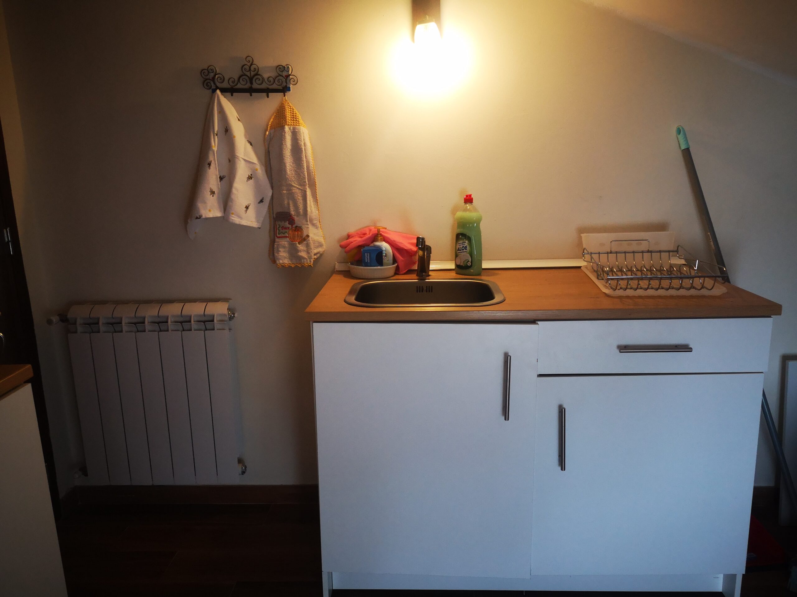 Detalhe da cozinha: banca com pia e utens�lios