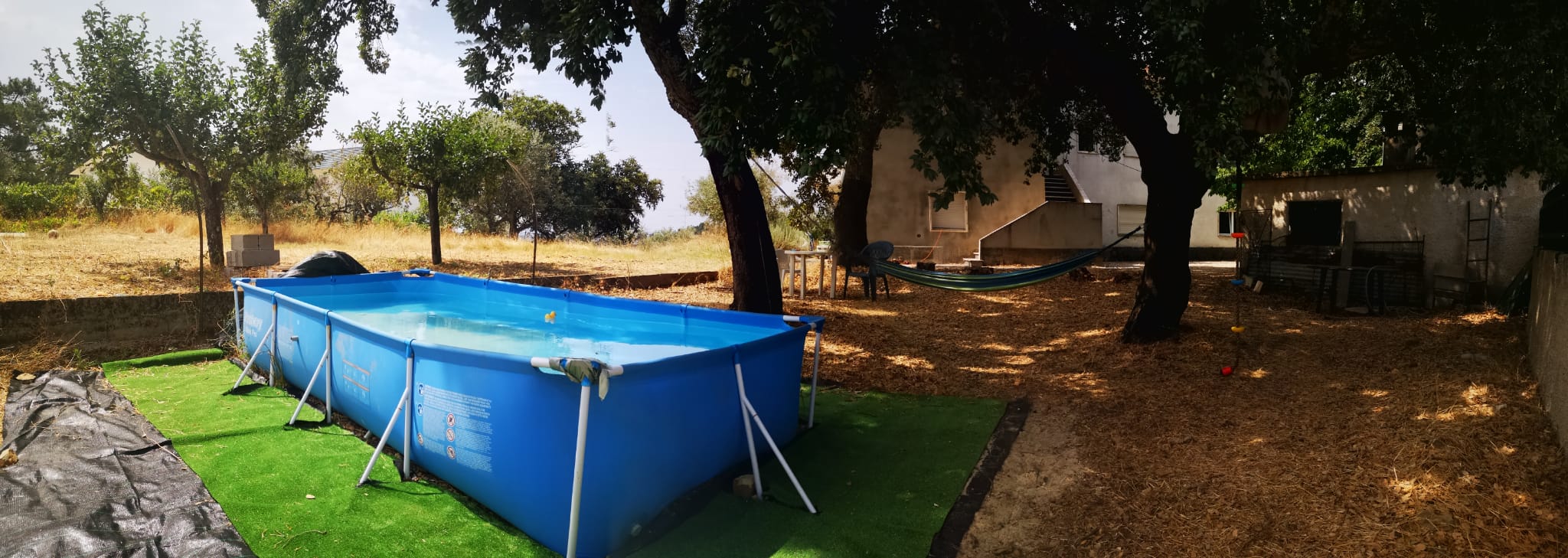 Piscina desmont�vel 4X2,1 CM na �rea de lazer, com a espregui�adeira e a mesa com 3 cadeiras a ver-se ao fundo.