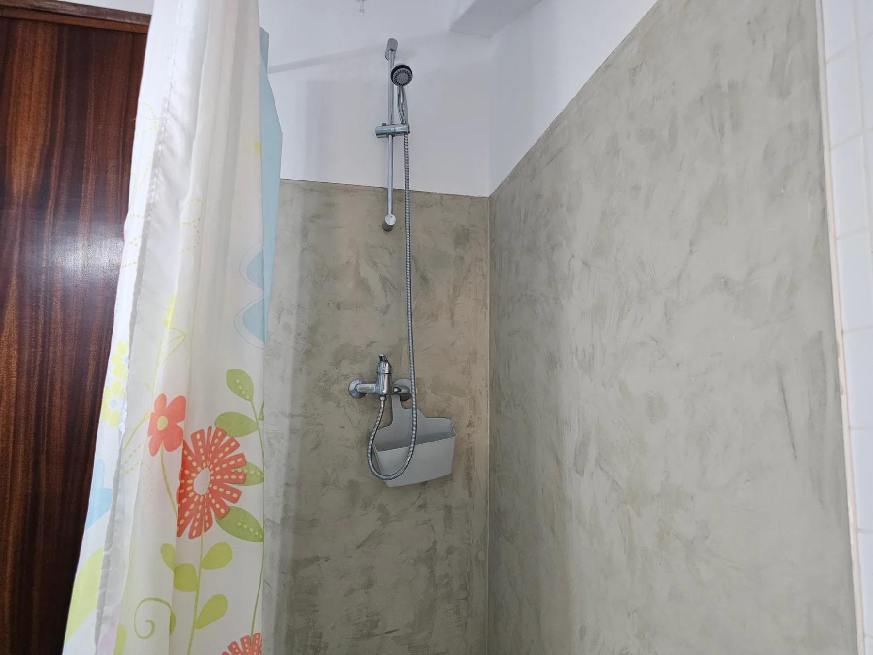 Duche com chuveiro na casa de banho do Aroma das Tílias em Proença-a-Nova