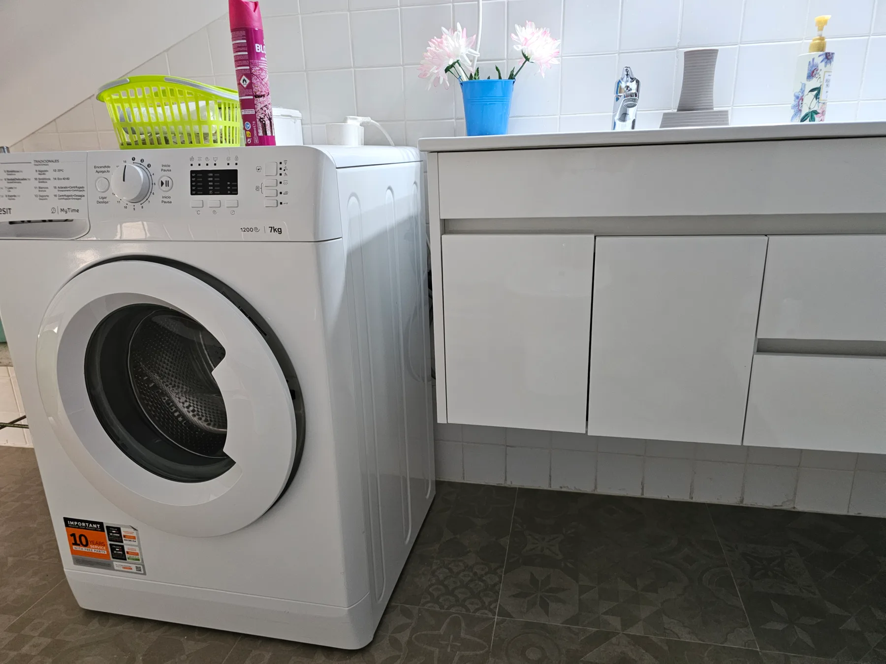 Máquina de lavar roupa na casa de banho do Aroma das Tílias — Proença-a-Nova