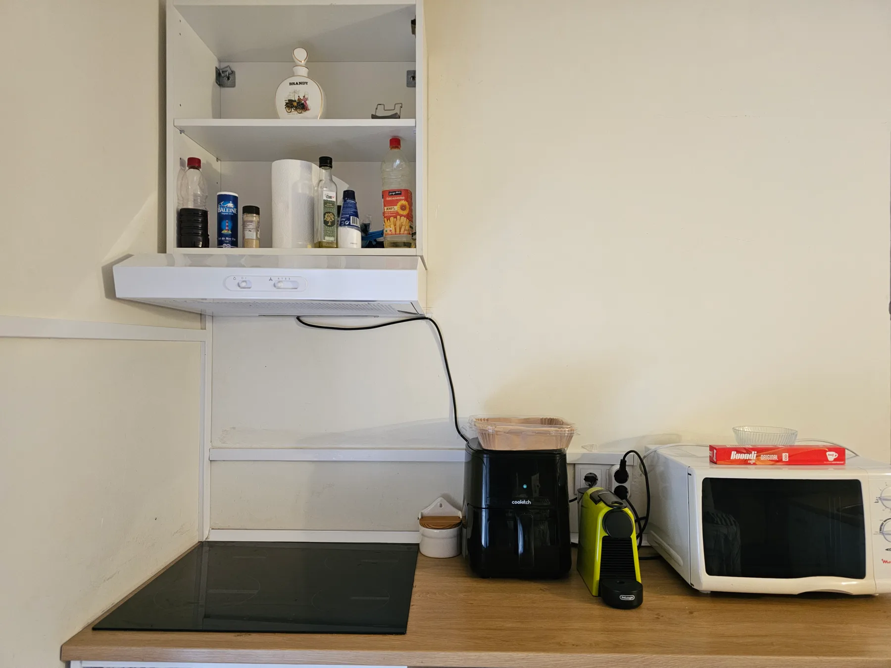 Placa de indução, air fryer, máquina de café e micro-ondas na cozinha do Aroma das Tílias — Proença-a-Nova