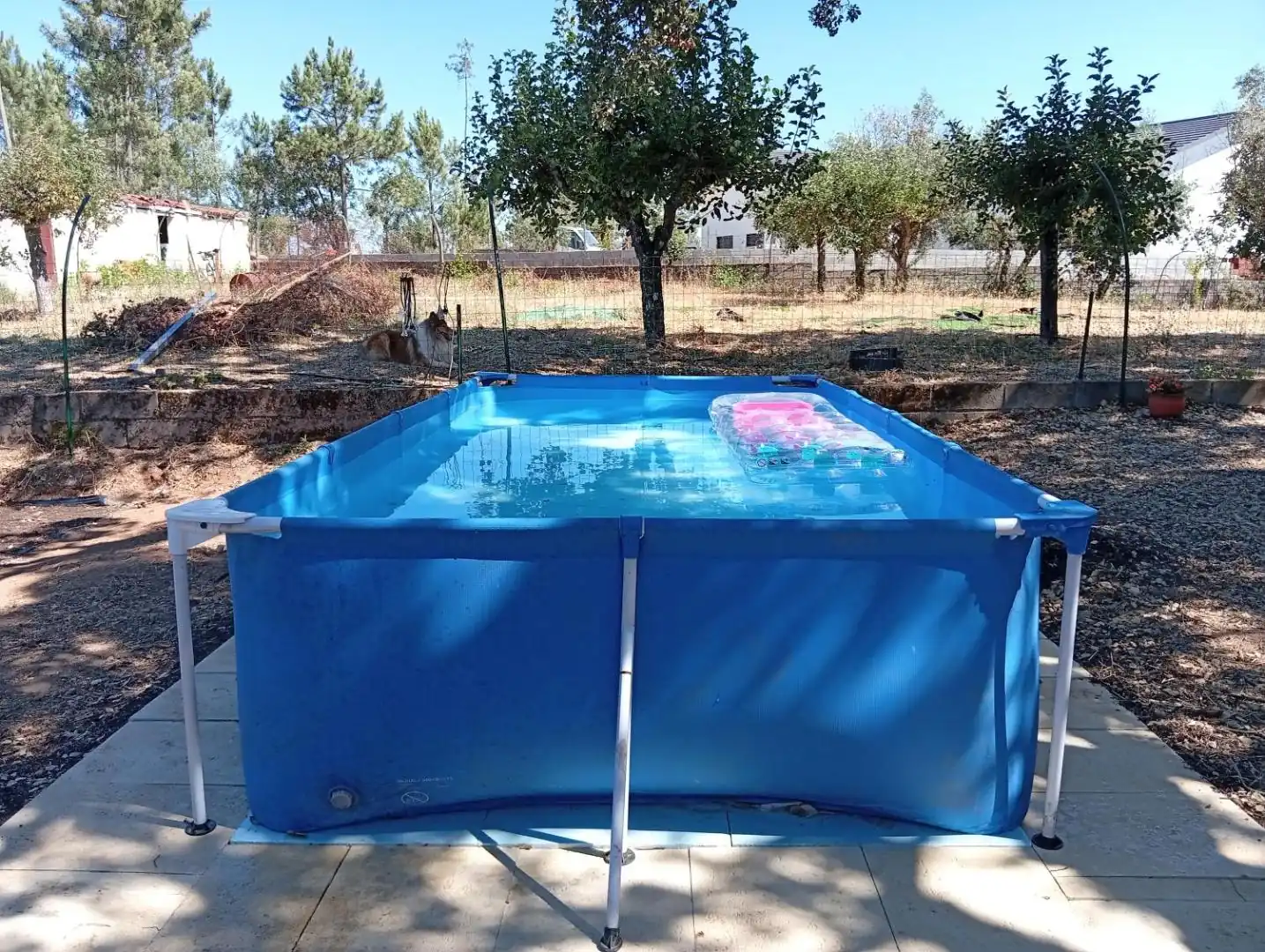 Piscina amovível montada no Verão no exterior do Aroma das Tílias em Proença-a-Nova