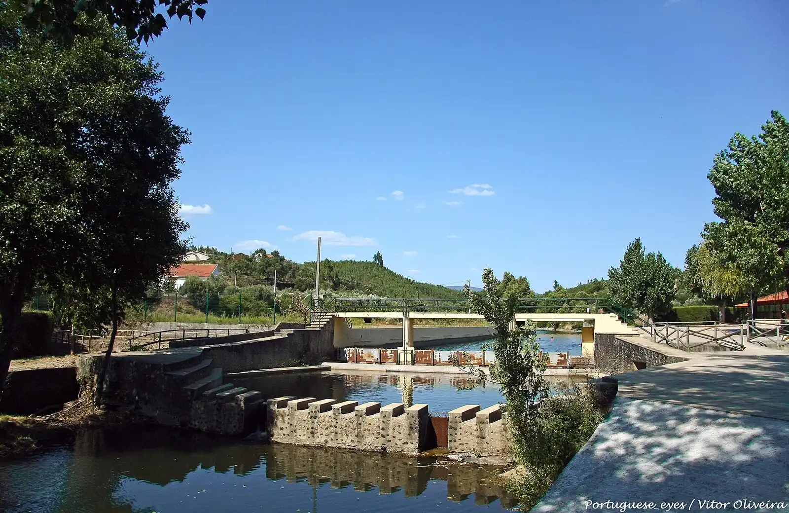 Praia Fluvial da Aldeia Ruiva em Proença-a-Nova — areal, bar e ribeira de Isna