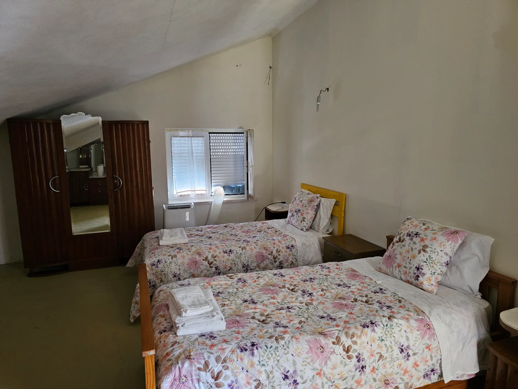 Quarto twin do Aroma das Tílias com duas camas solteiro — alojamento Proença-a-Nova