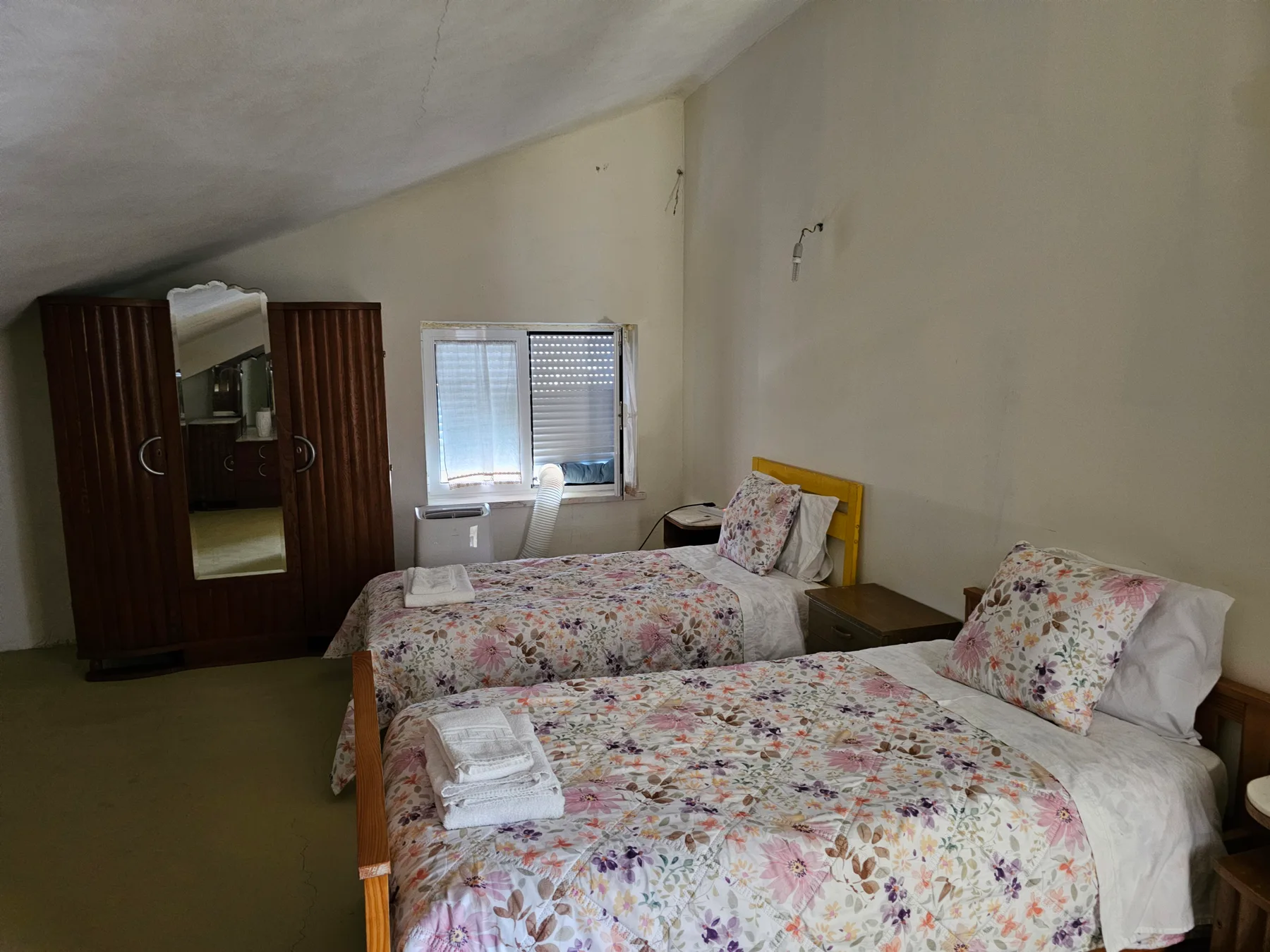 Duas camas de solteiro junto à janela no quarto twin do Aroma das Tílias em Proença-a-Nova