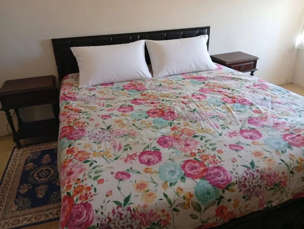 Janela com vista para a floresta e horta e persiana elétrica na suite de casal em Proença-a-Nova