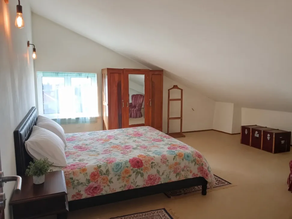 Guarda-fatos espaçoso de madeira maciça na suite de casal do alojamento local Aroma das Tílias