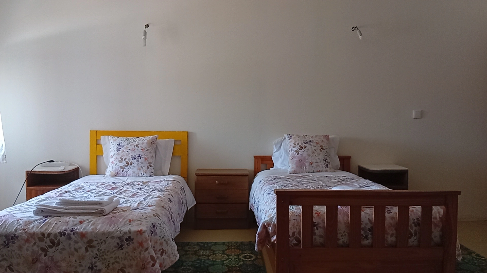 Duas camas de solteiro no quarto do Aroma das Tílias, onde ficar em Proença-a-Nova
