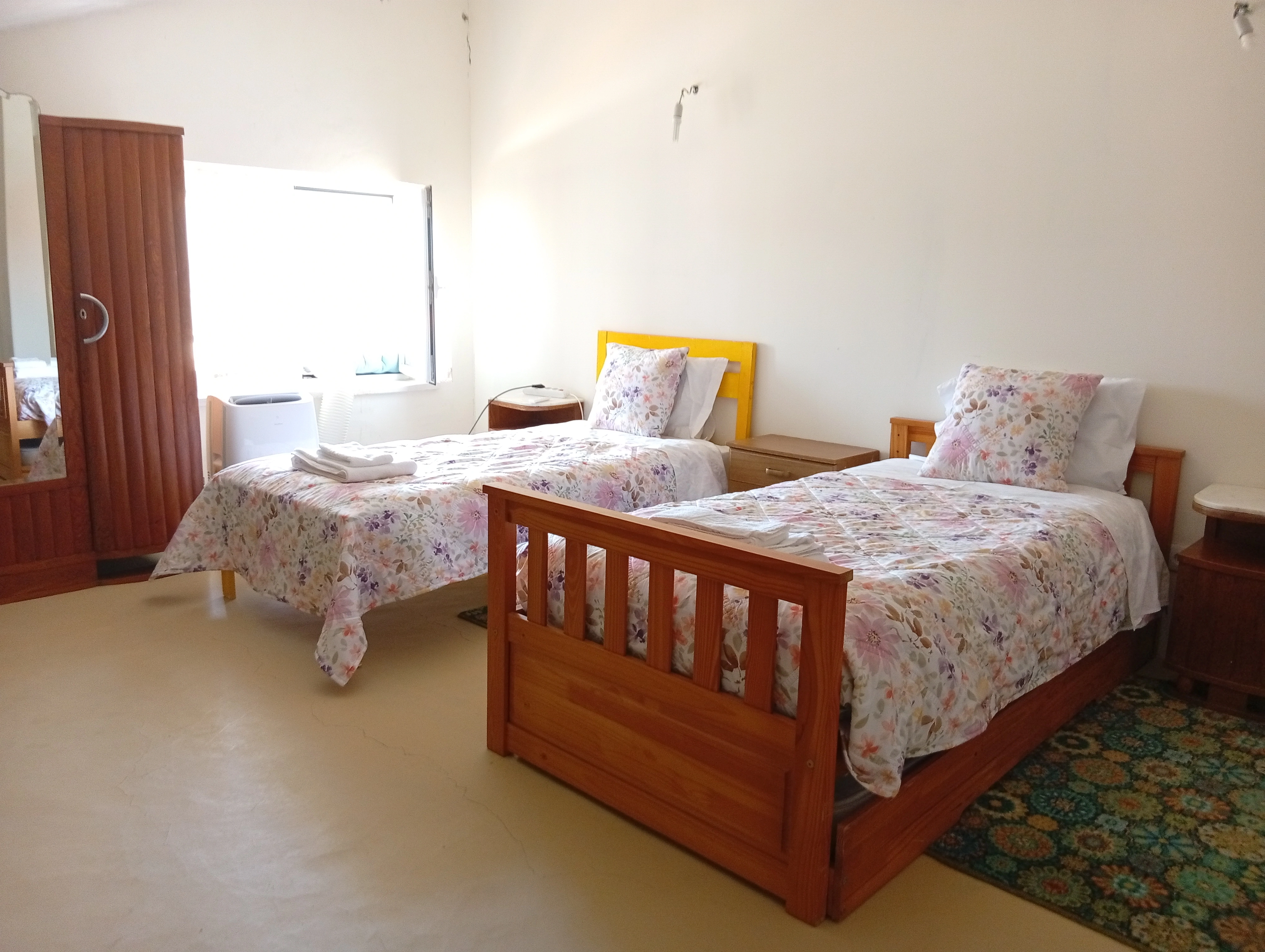 Quarto com duas camas no Aroma das Tílias, alojamento em Proença-a-Nova para grupos de trabalho