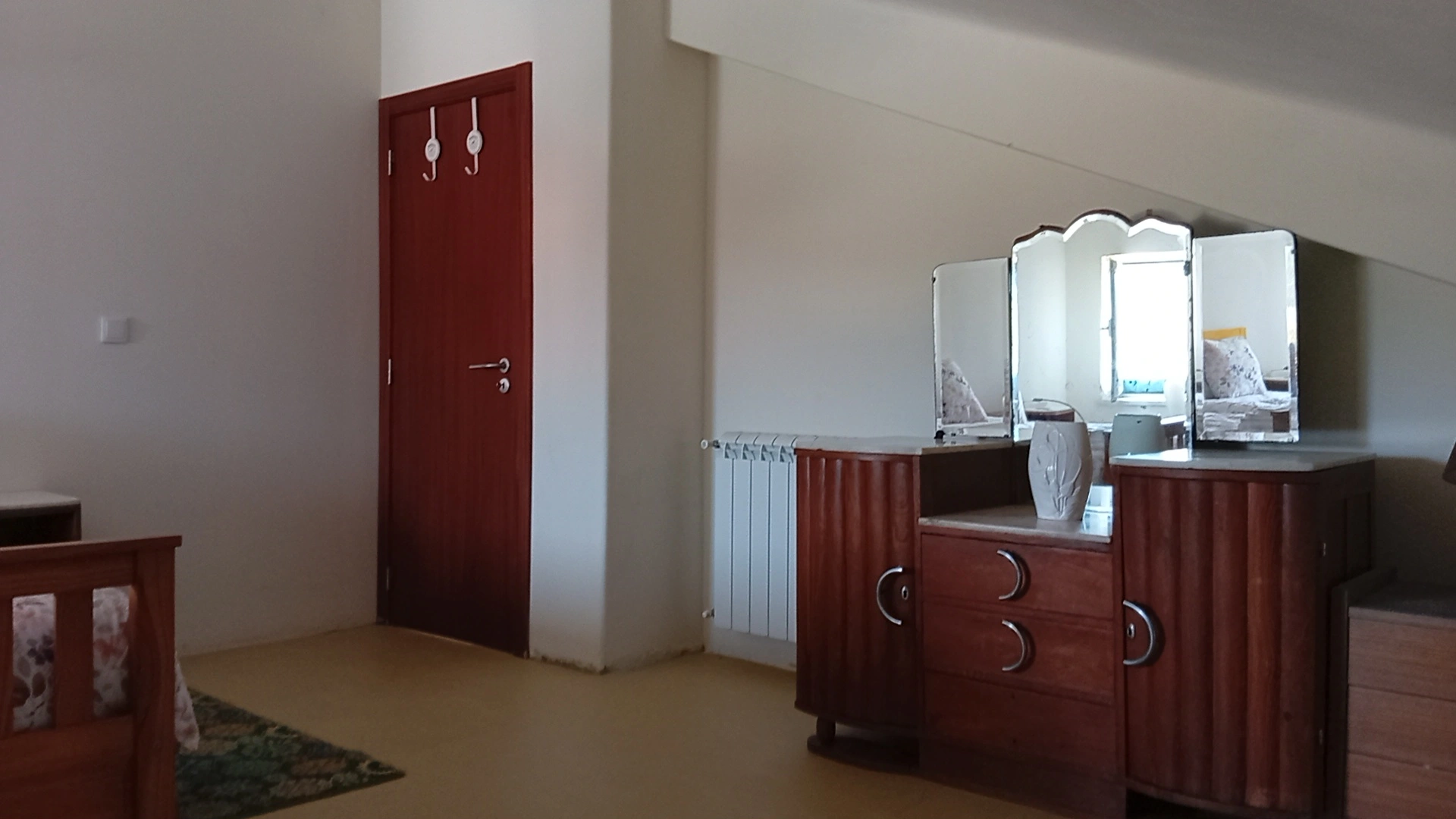 Espaço e mobiliário clássico no quarto com duas camas individuais do Aroma das Tílias