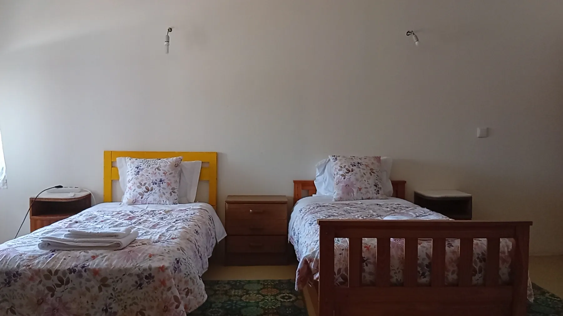 Quarto com duas camas individuais separadas para equipas em deslocação de trabalho em Proença-a-Nova