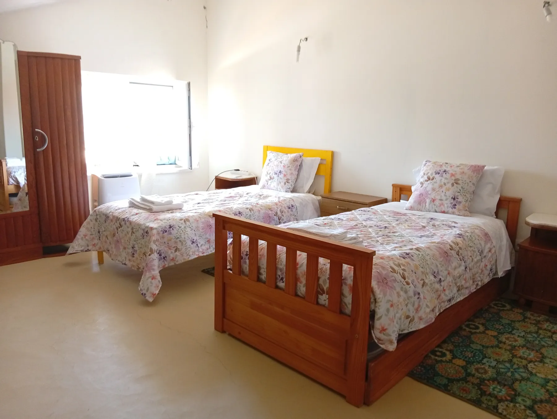Quarto twin amplo com duas camas individuais de 2 metros e ar condicionado no Aroma das Tílias em Proença-a-Nova
