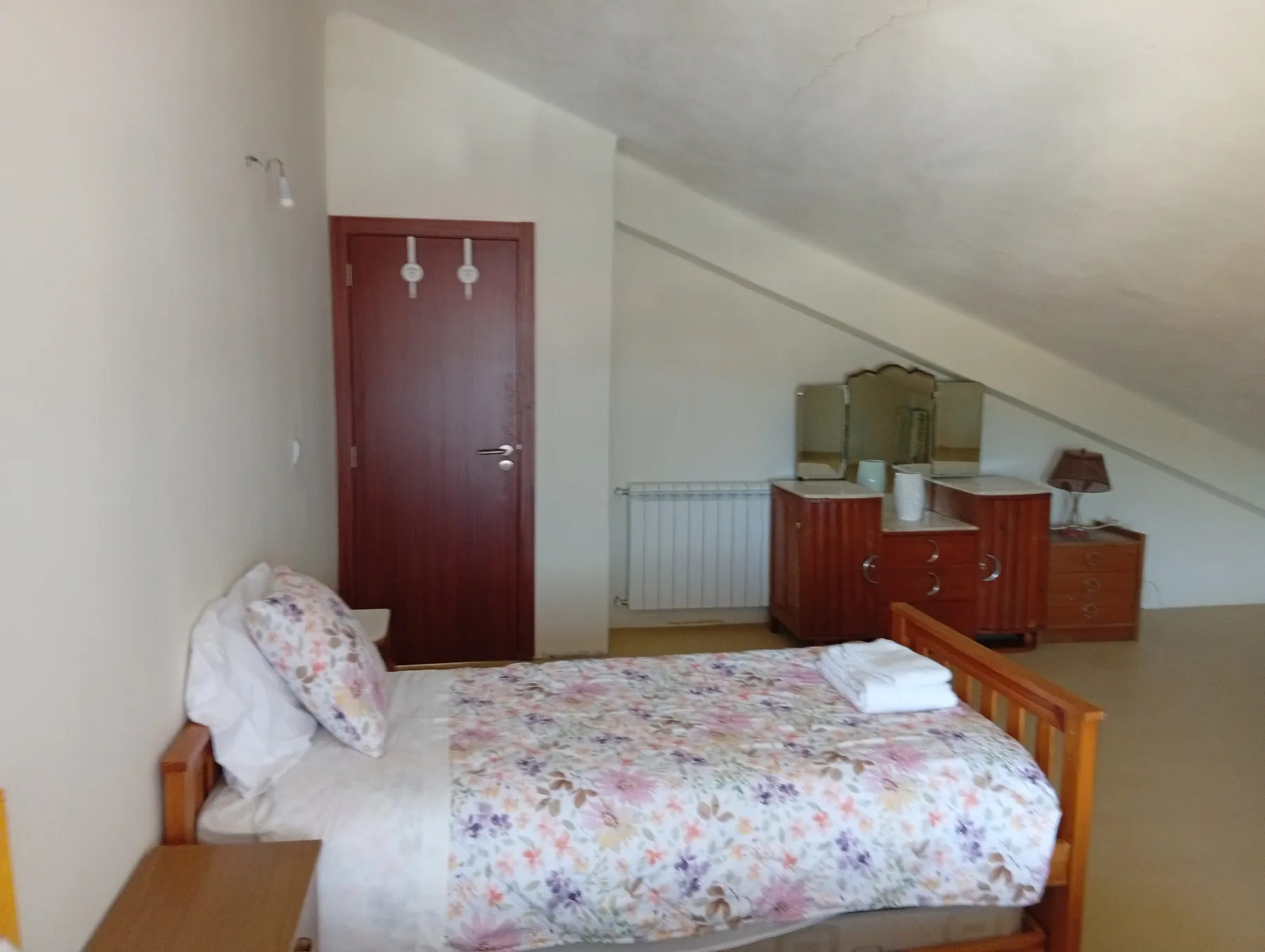 Quarto twin com radiador de aquecimento central, ar condicionado e porta com fechadura privativa