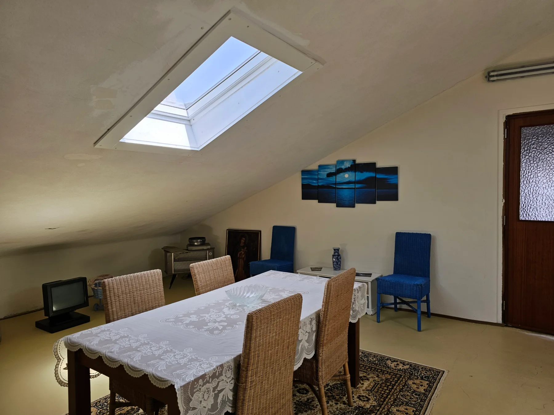Zona de refeições da sala do Aroma das Tílias com mesa e cadeiras — Proença-a-Nova