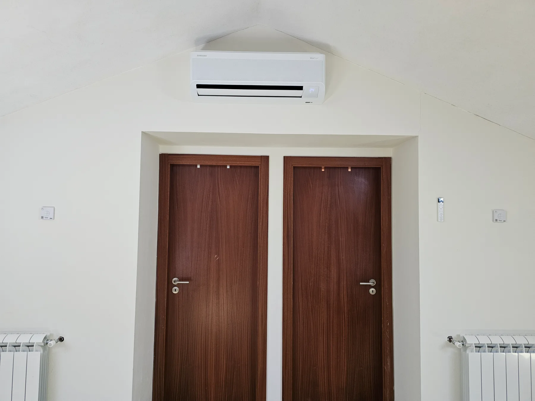 Portas dos dois quartos e ar condicionado na sala do Aroma das Tílias — Proença-a-Nova