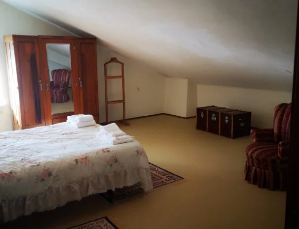 Sala com sofá-cama e acesso ao terraço panorâmico em Proença-a-Nova