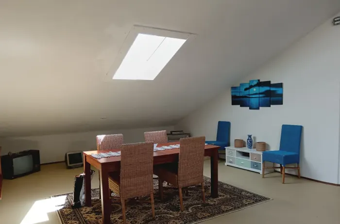 Sala ampla do Aroma das Tílias com tecto inclinado e clarabóia, Proença-a-Nova