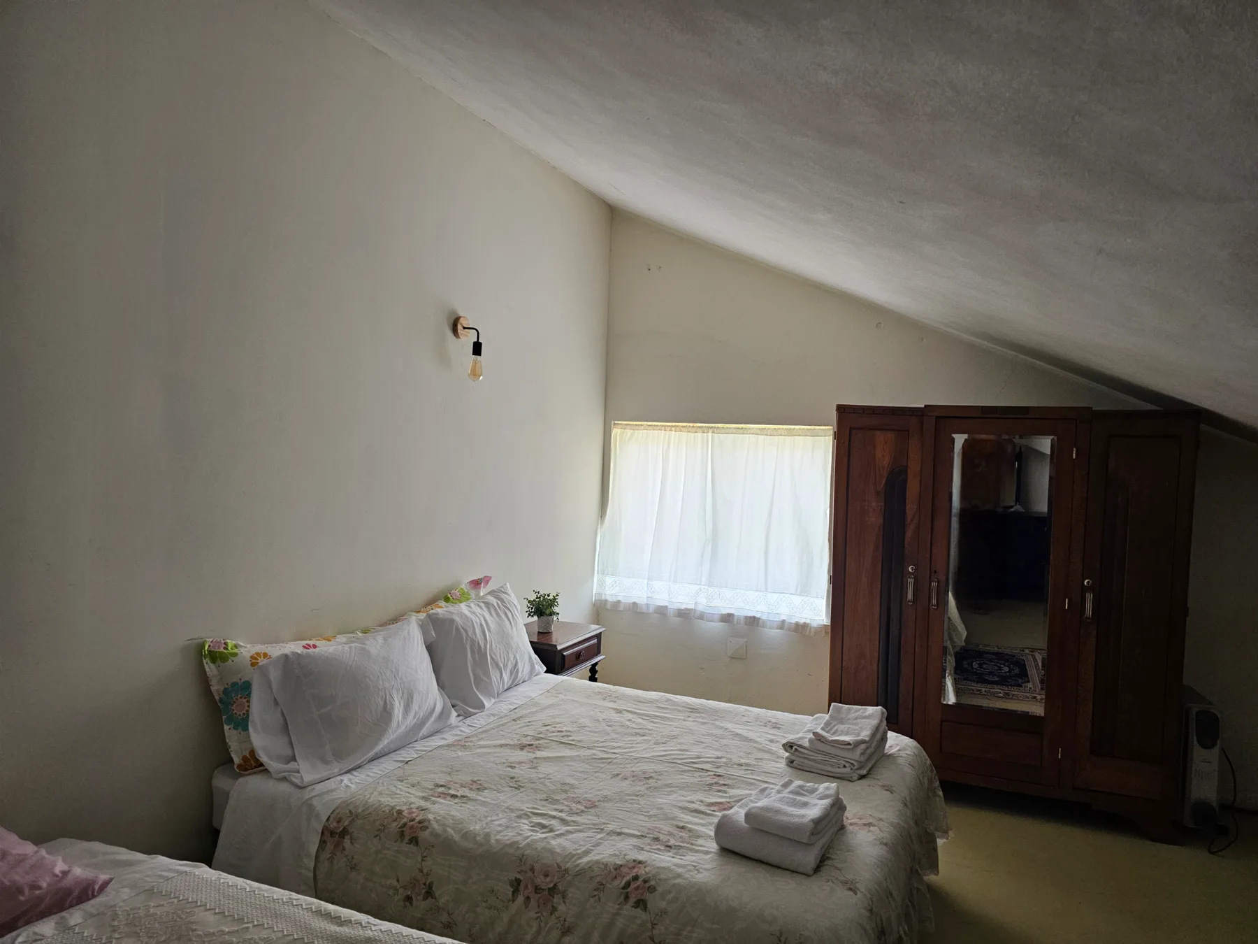 Suite de casal do Aroma das Tílias vista de outro ângulo, com o roupeiro de espelho — Proença-a-Nova