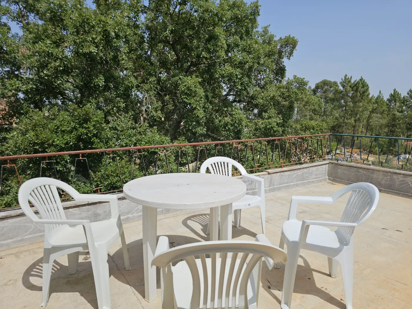 Mesa e quatro cadeiras no terraço do Aroma das Tílias, à sombra dos sobreiros — Proença-a-Nova
