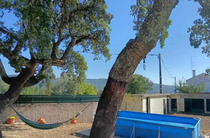 Piscina e rede de descanso sob o sobreiro, no terraço do Aroma das Tílias, Proença-a-Nova