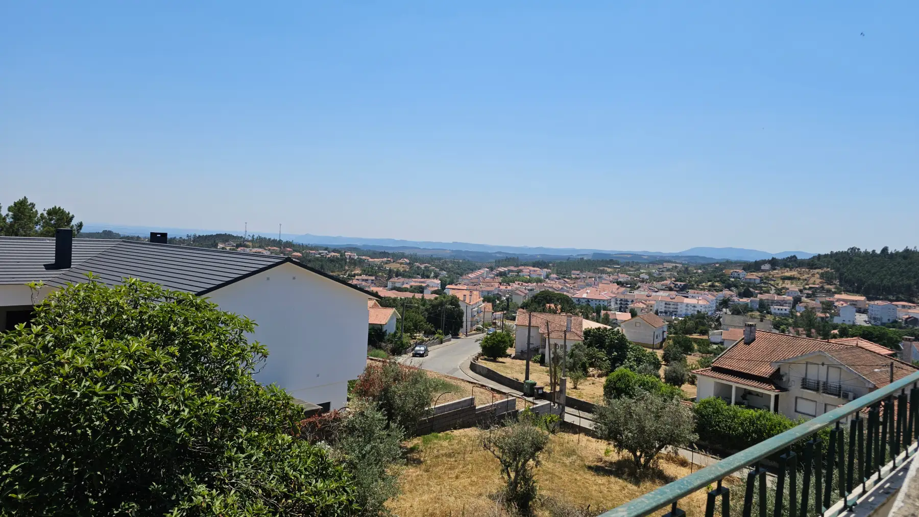 Vista da propriedade Aroma das Tílias para a serra da Beira Baixa em Proença-a-Nova