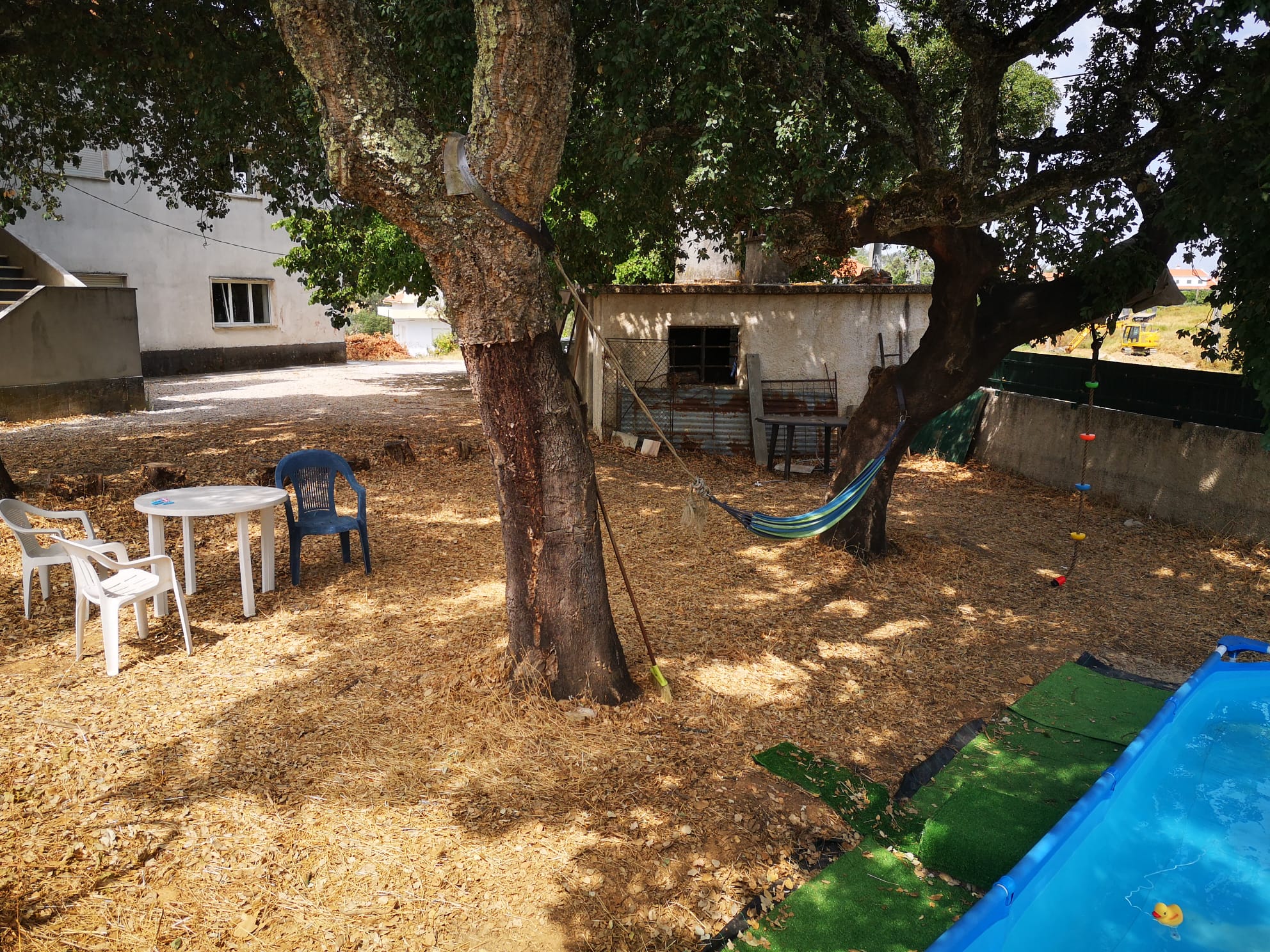 Area de lazer, com a espregui�adeira e a mesa com 3 cadeiras.