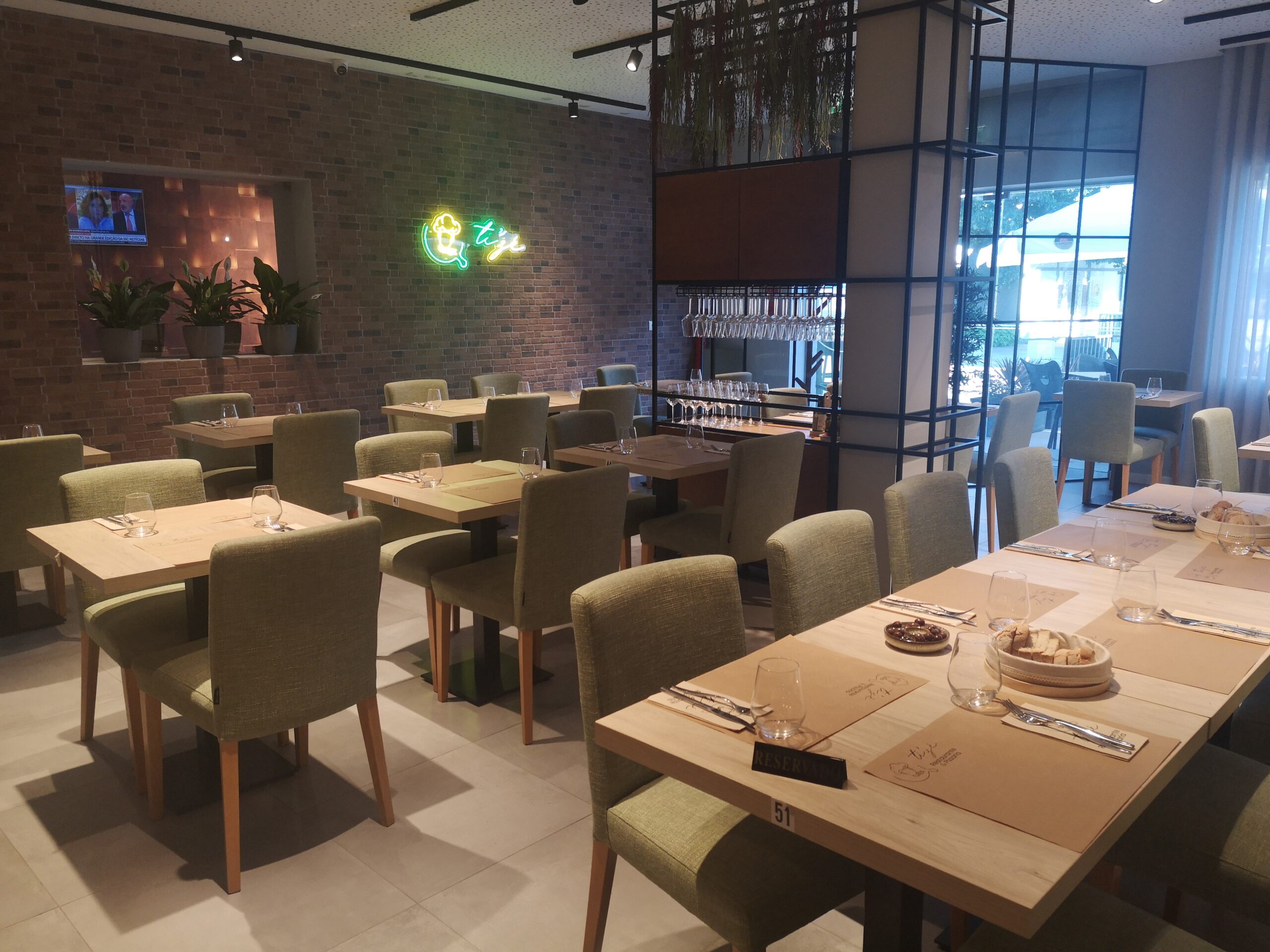 Restaurante Pizzaria TiZ� - interior com cadeiras confort�veis e bem iluminado