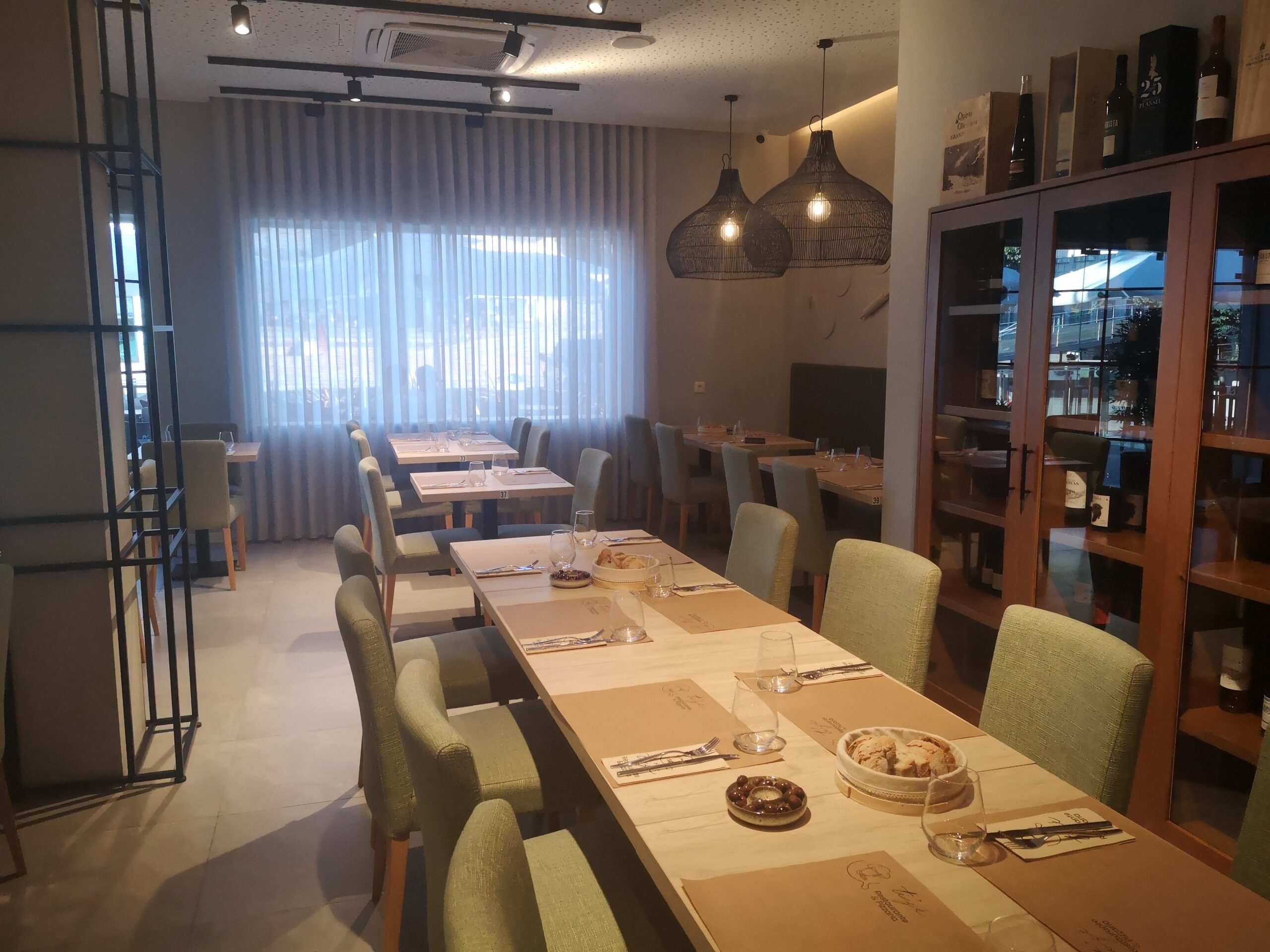 Restaurante Pizzaria TiZ� - interior com cadeiras confort�veis e mesas longas