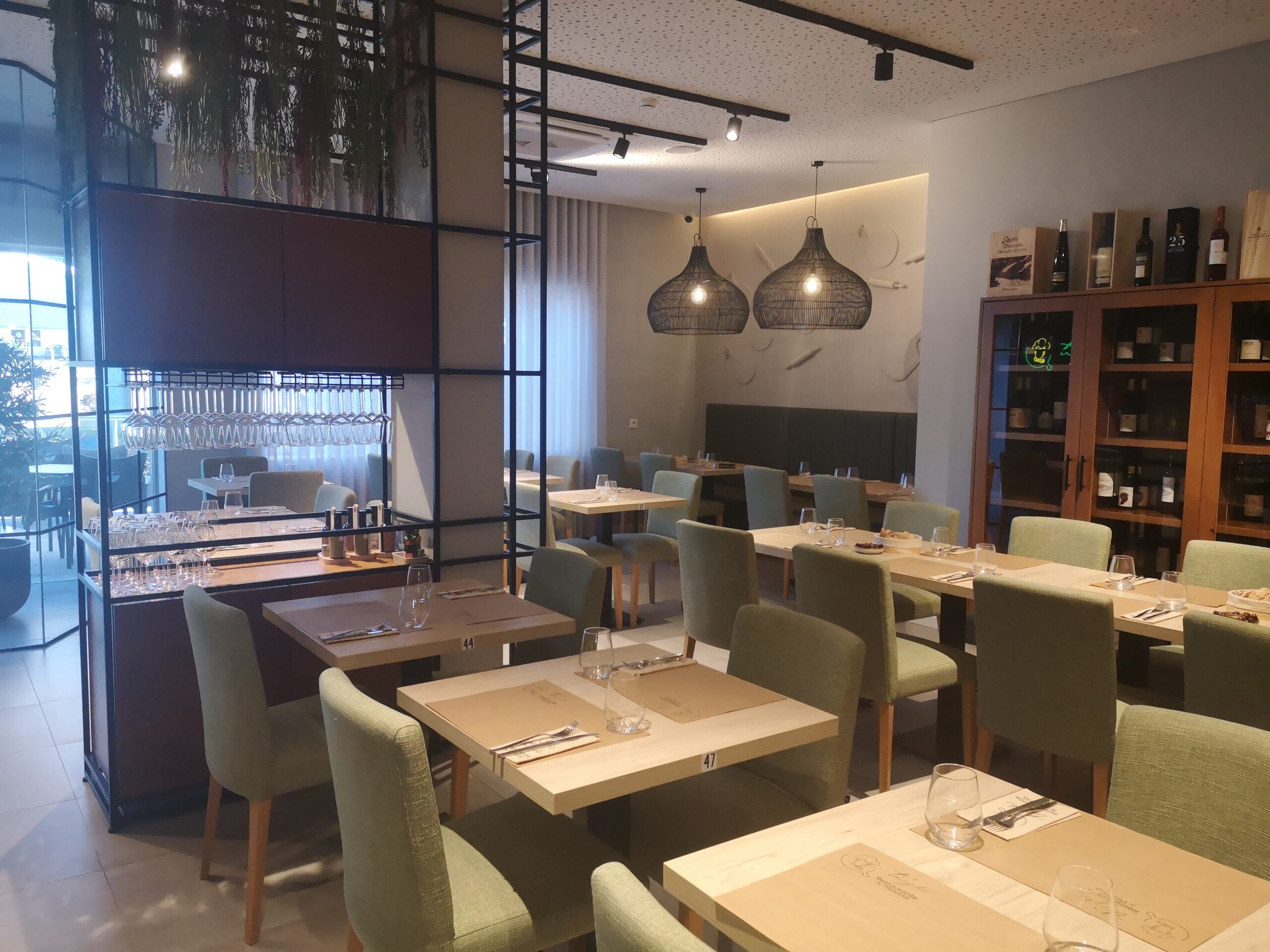 Restaurante Pizzaria TiZ� - interior com a ilha central de copos e c�lices