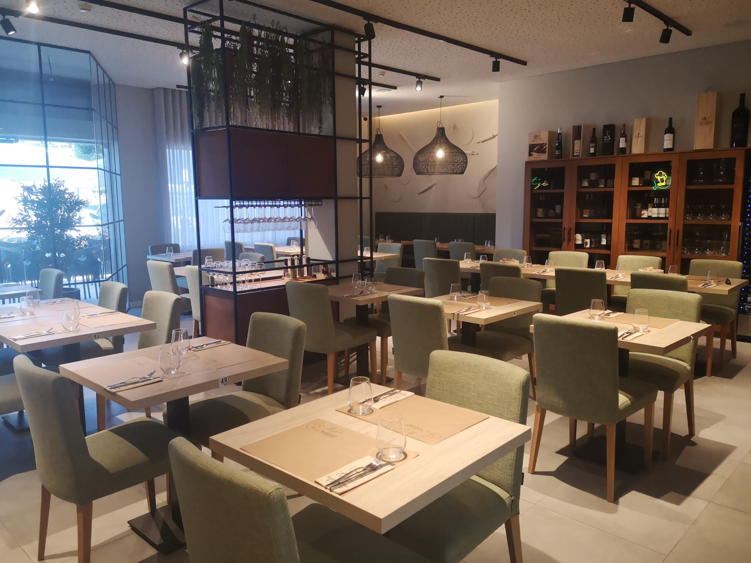 Restaurante Pizzaria TiZ� - interior com a sele��o de vinhos