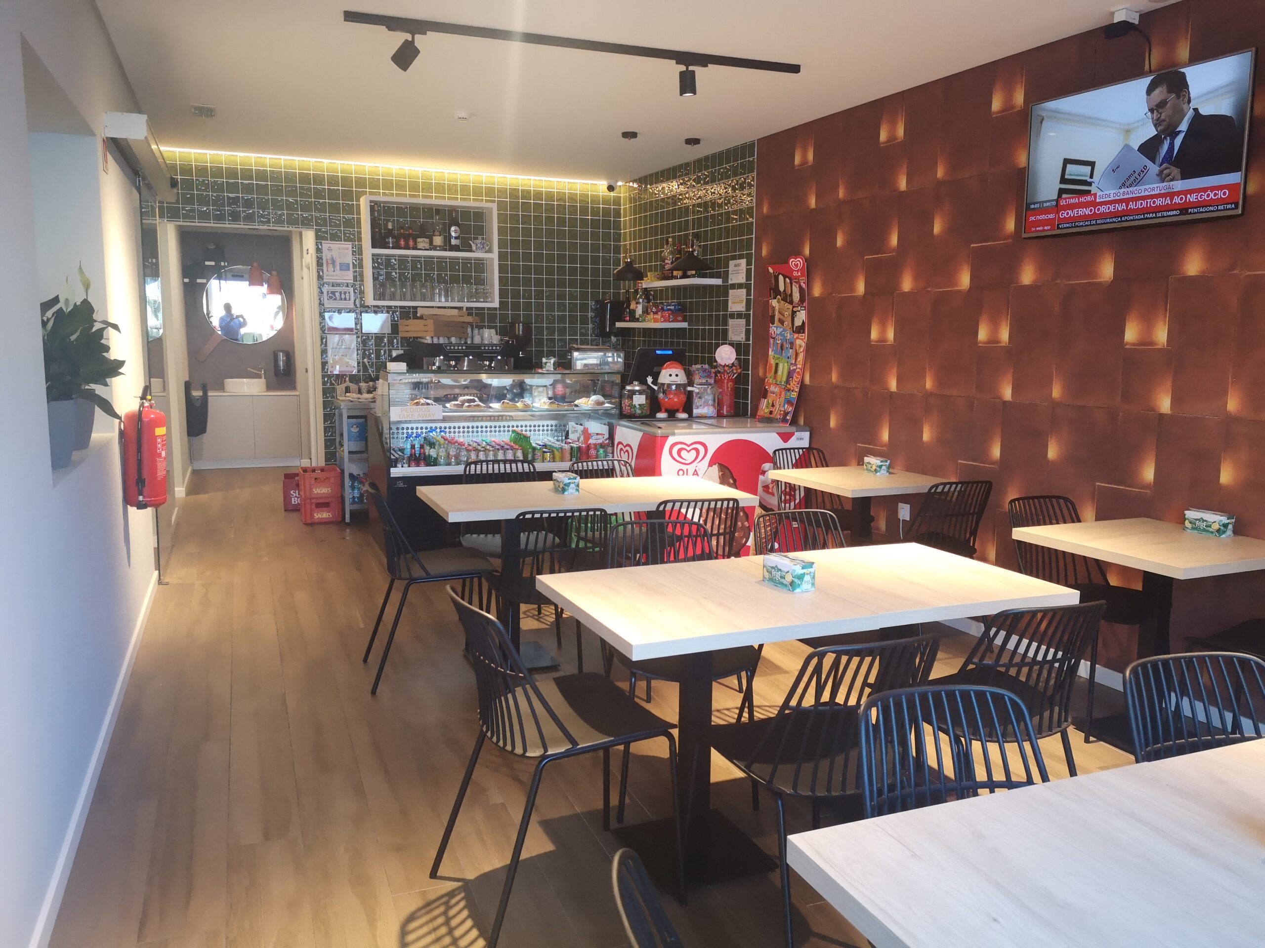 Restaurante Pizzaria TiZ� - �rea de atendimento take away e algumas mesas de refei��es