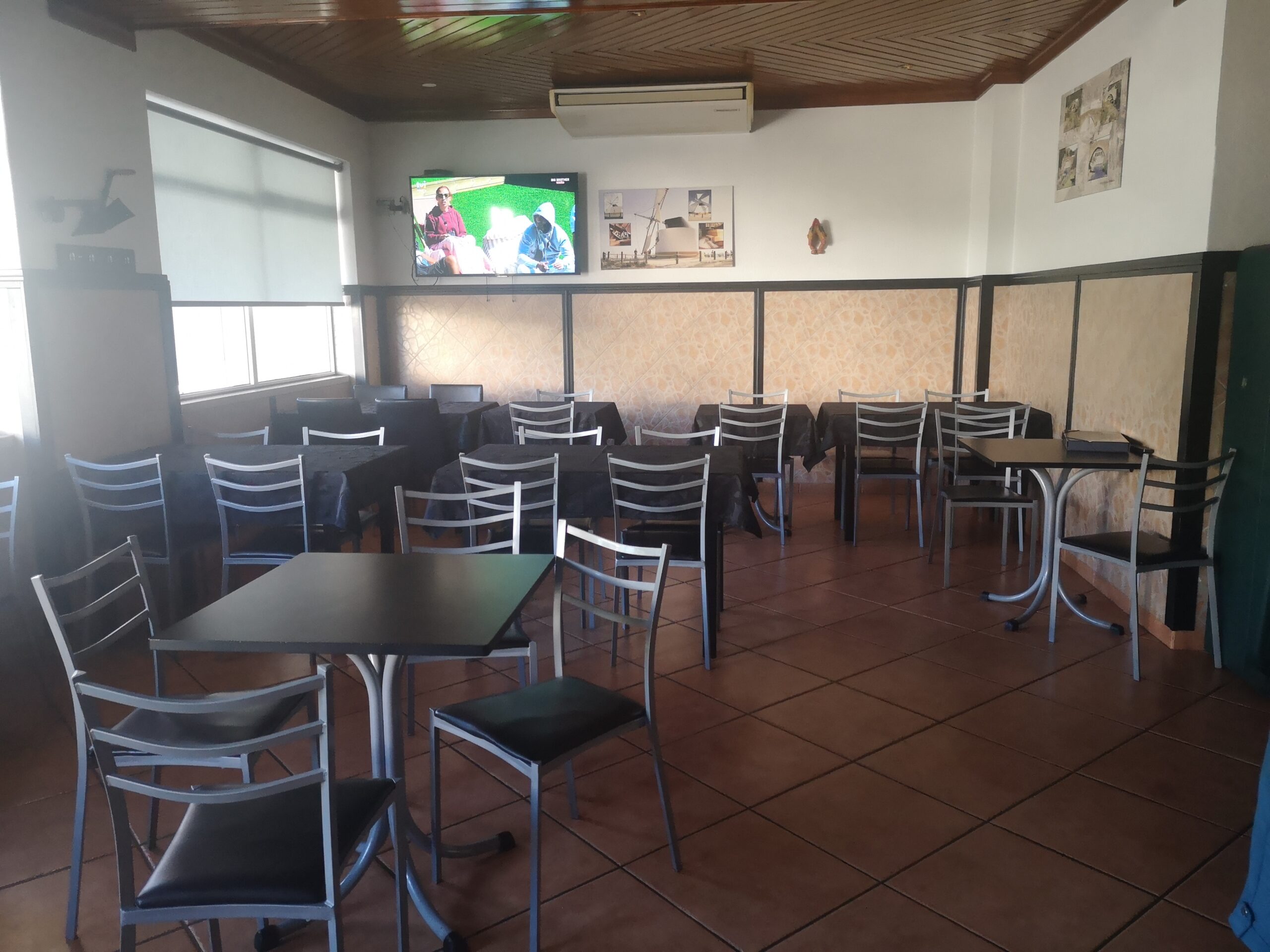 Restaurante O Gostinho da Aurora - primeira sala de refei��es, virada para a entrada, com 13 mesas
