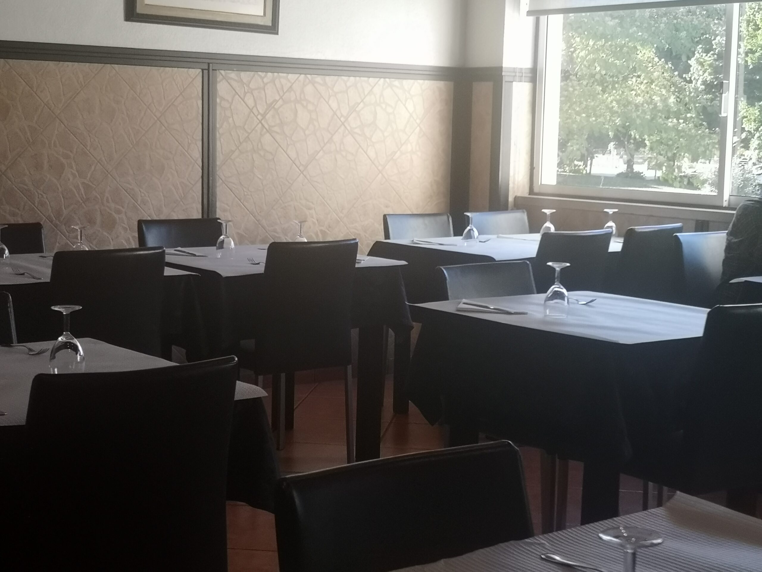Restaurante O Gostinho da Aurora - sala de refei��es mais recolhida, e bem iluminada