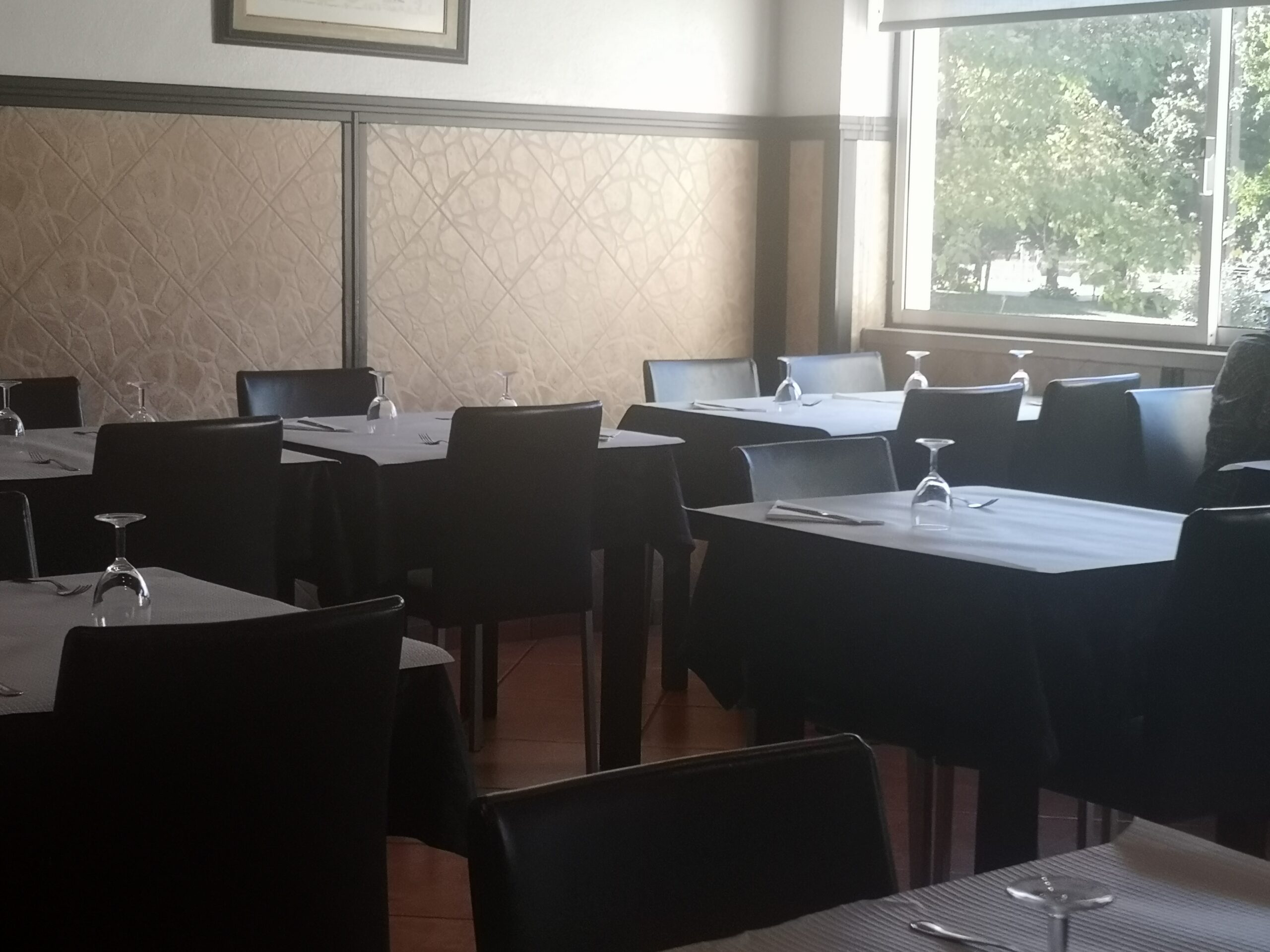 Restaurante O Gostinho da Aurora - sala de refei��es recolhida, e bem iluminada