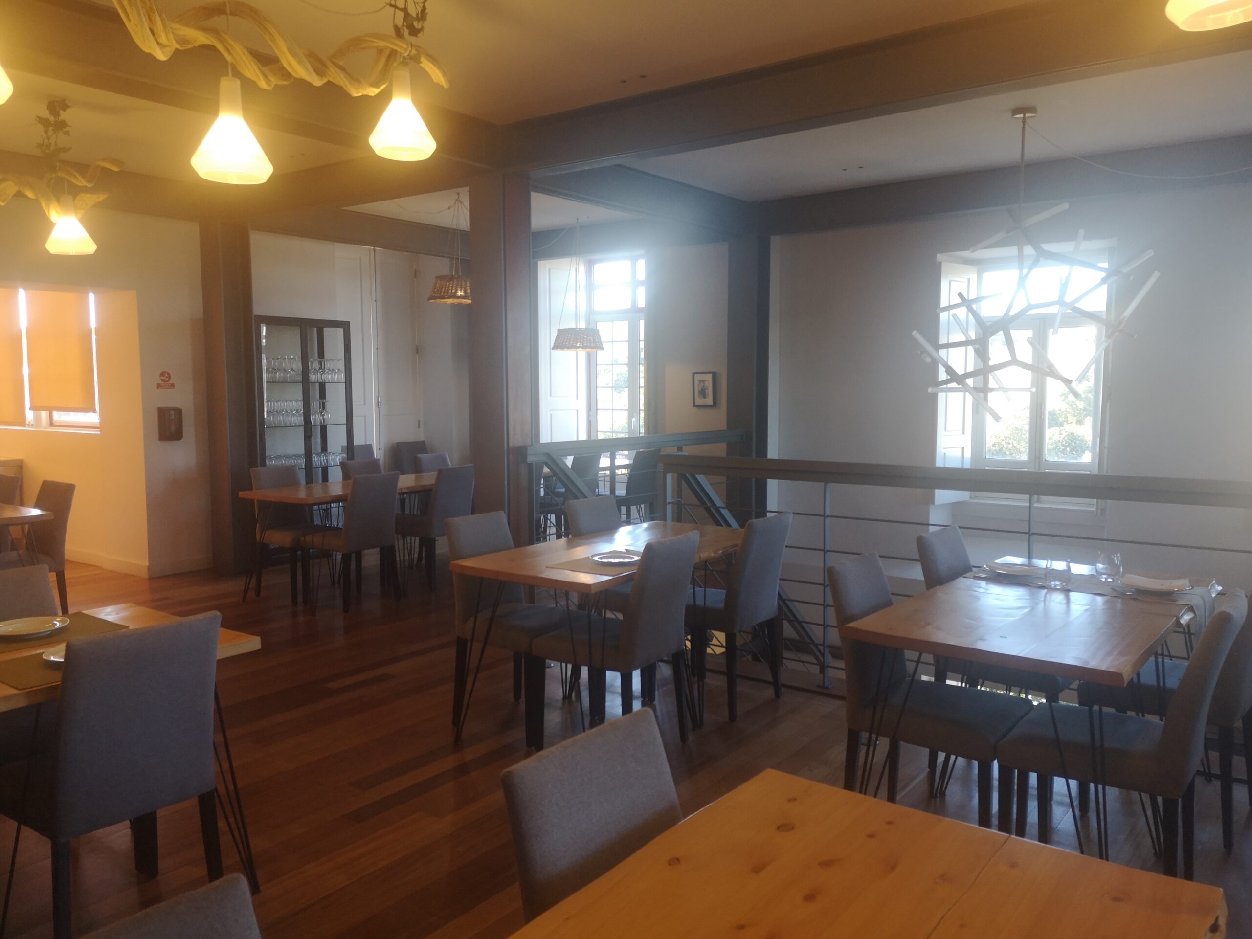 Restaurante despensa a nova no hotel amoras, no primeiro piso - vista geral com as janelas, muito bem iluminado