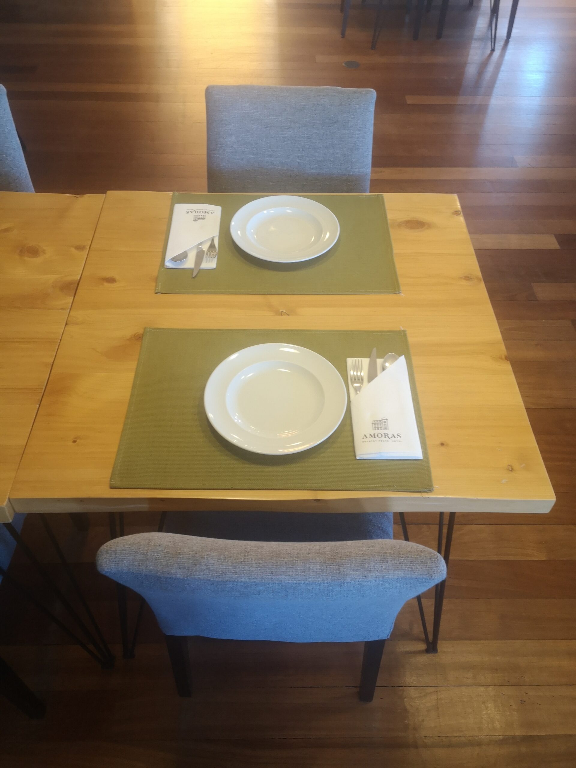 Restaurante despensa a nova no hotel amoras, no primeiro piso - mesa exemplo