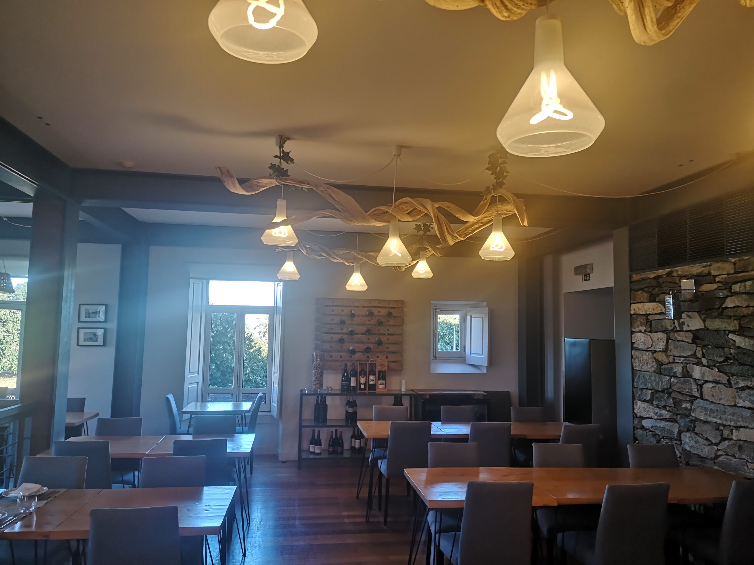 Restaurante despensa a nova no hotel amoras, no primeiro piso - vista geral com candeeiro e decora��o r�stica