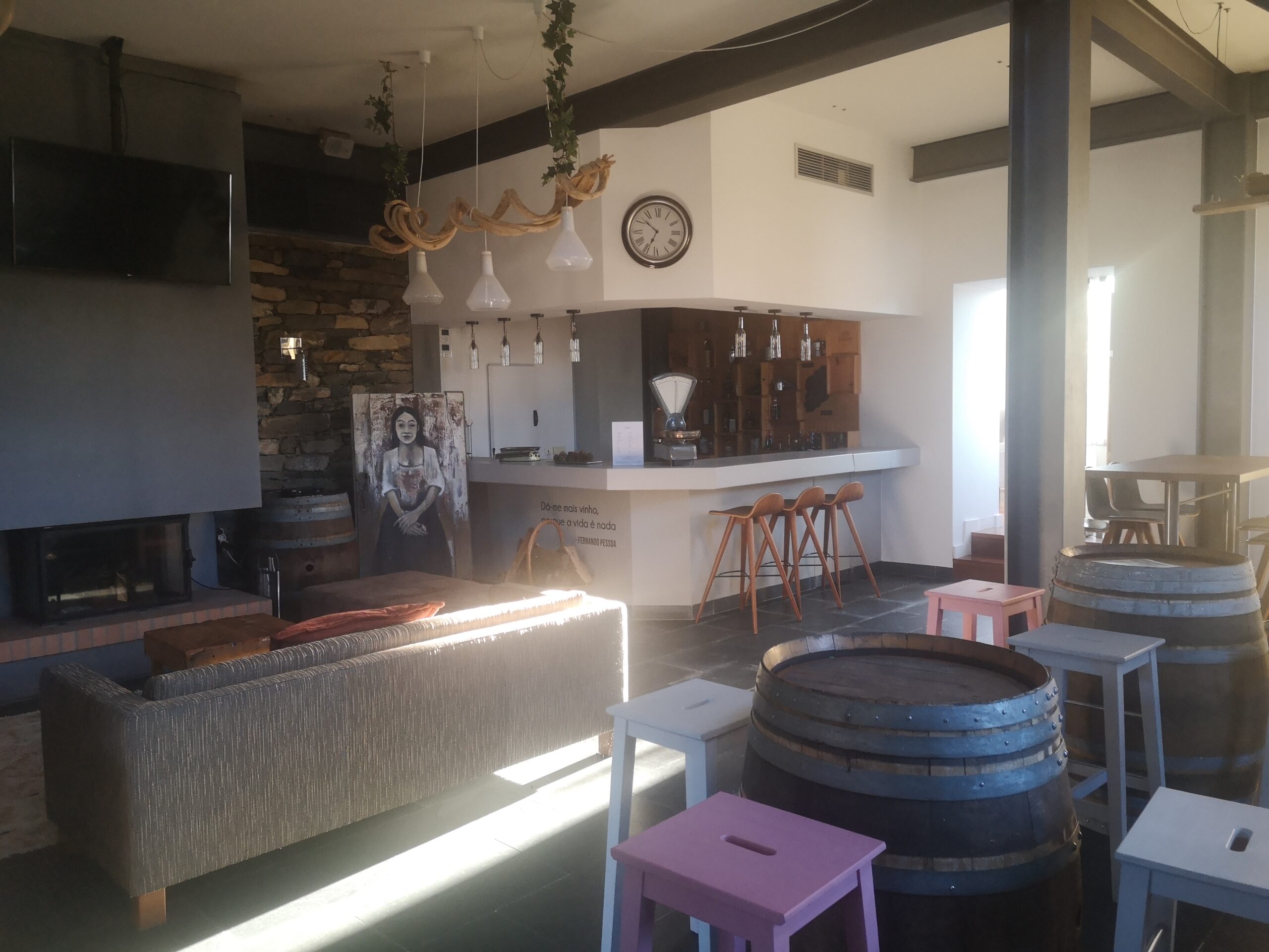 Restaurante despensa a nova no hotel amoras, no RC - bar de decora��o r�stica, com alguns barris a servir de mesa