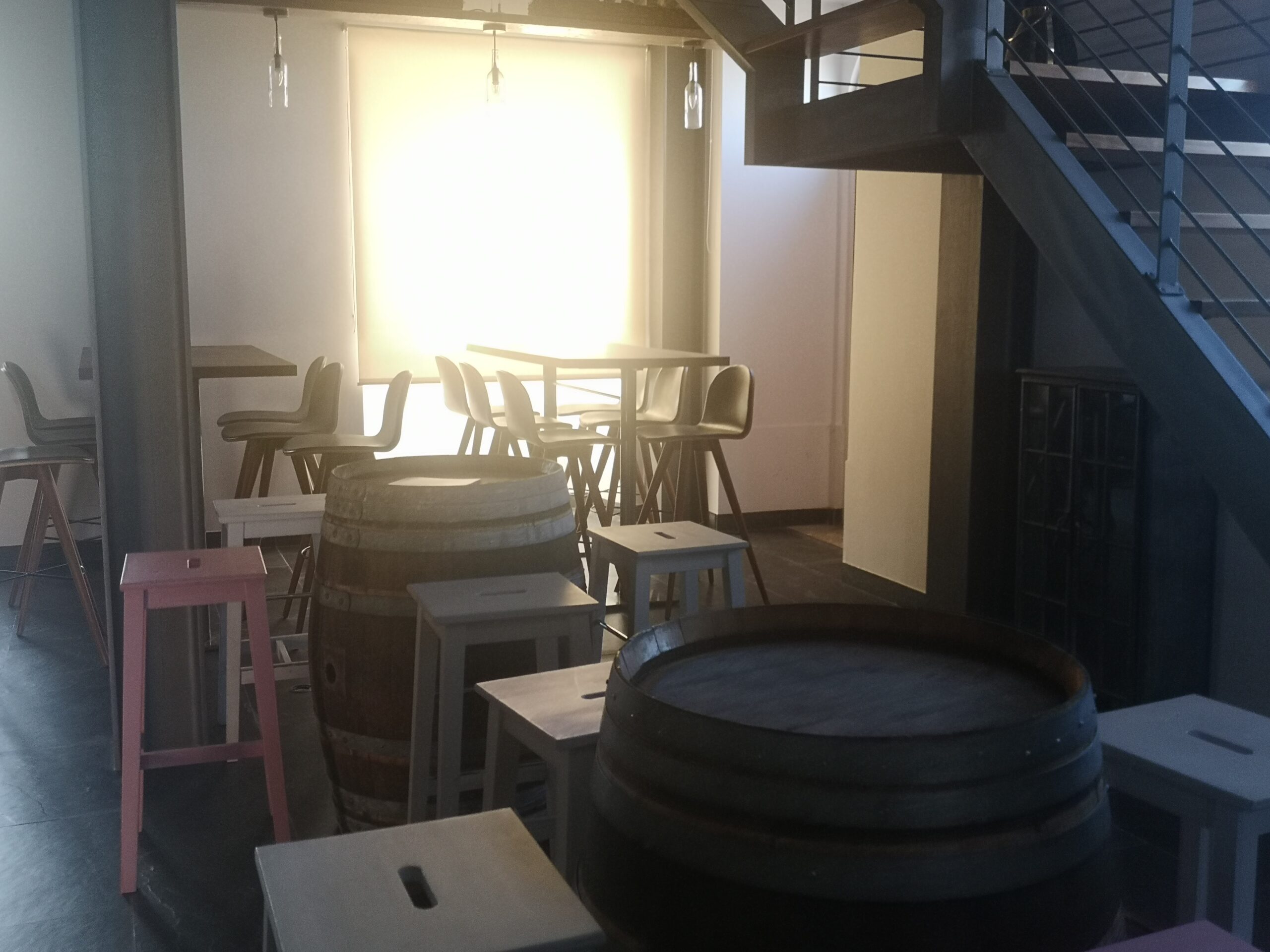 Restaurante despensa a nova no hotel amoras, no RC - detalhe do bar de decora��o r�stica, com alguns barris a servir de mesa