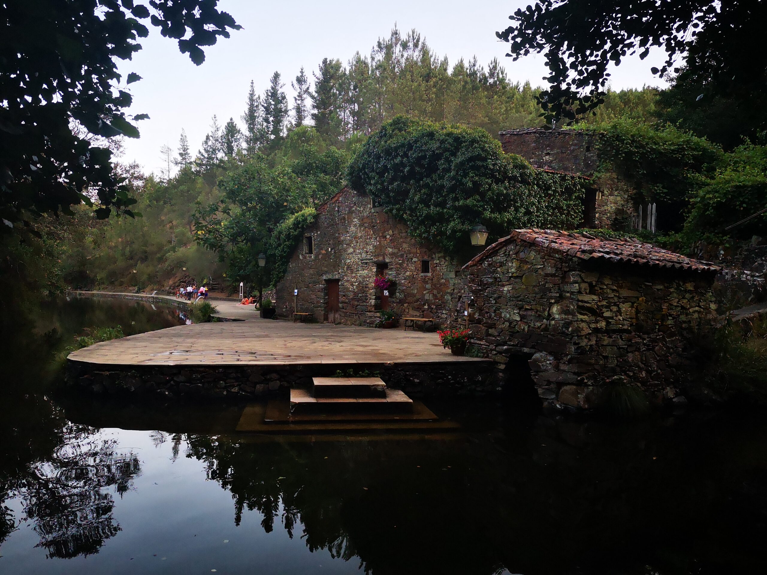 Praia fluvial da Fróia, uma casa antiga com moinho de água, romântica recordação do passado recente
