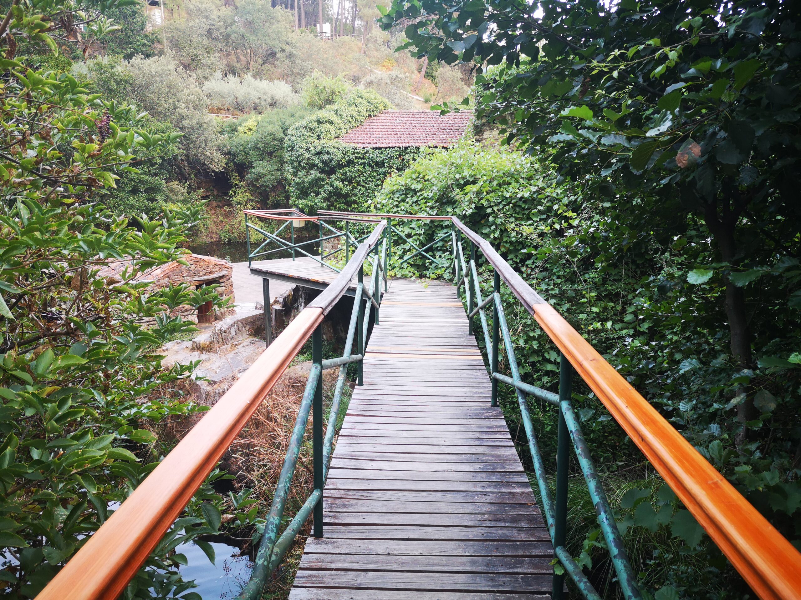 Praia fluvial da Fróia, ponte pedonal que liga as duas margens